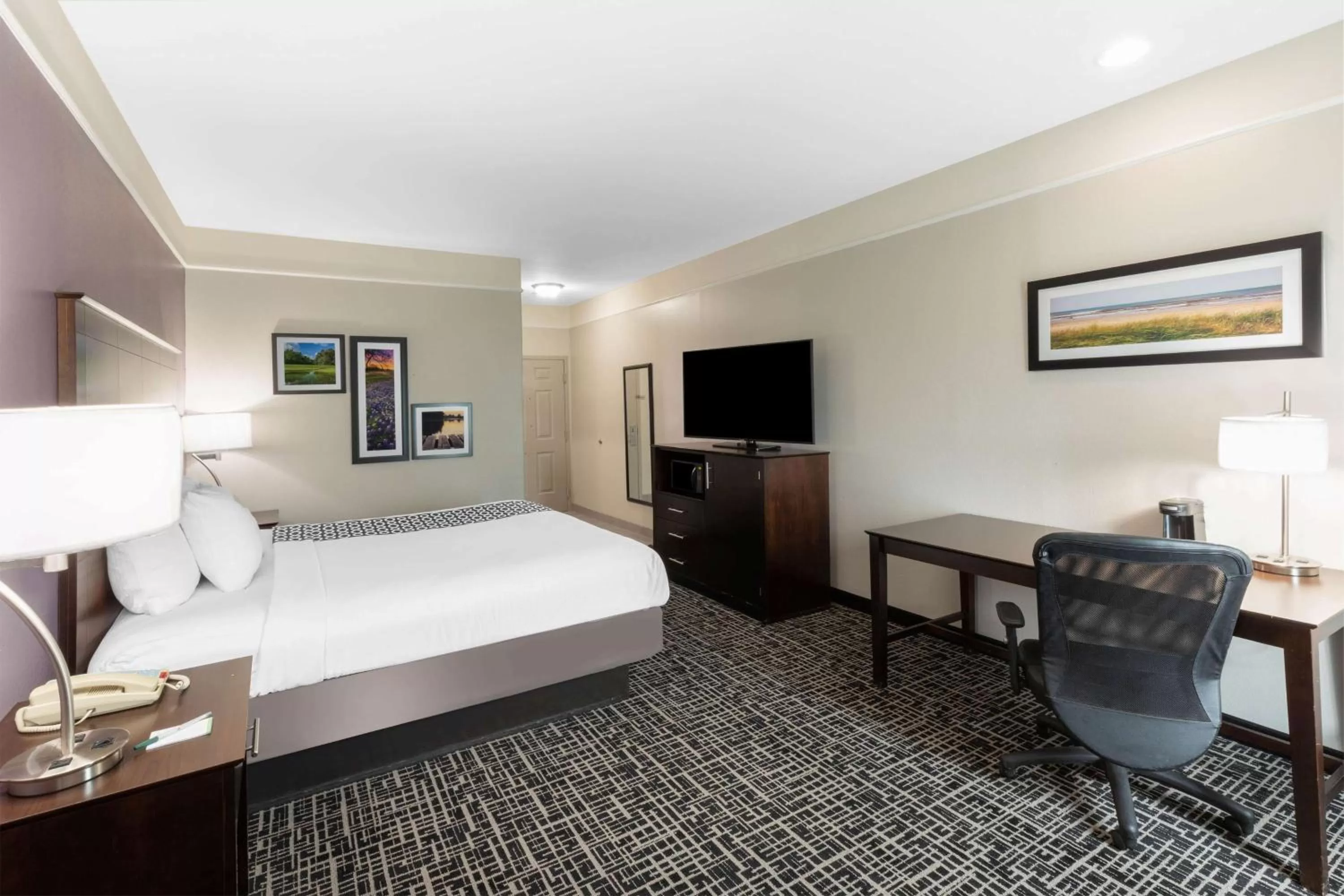 Deluxe King Room with Roll-In Shower - Mobility/Hearing Accessible - Non-Smoking in La Quinta by Wyndham Port Lavaca