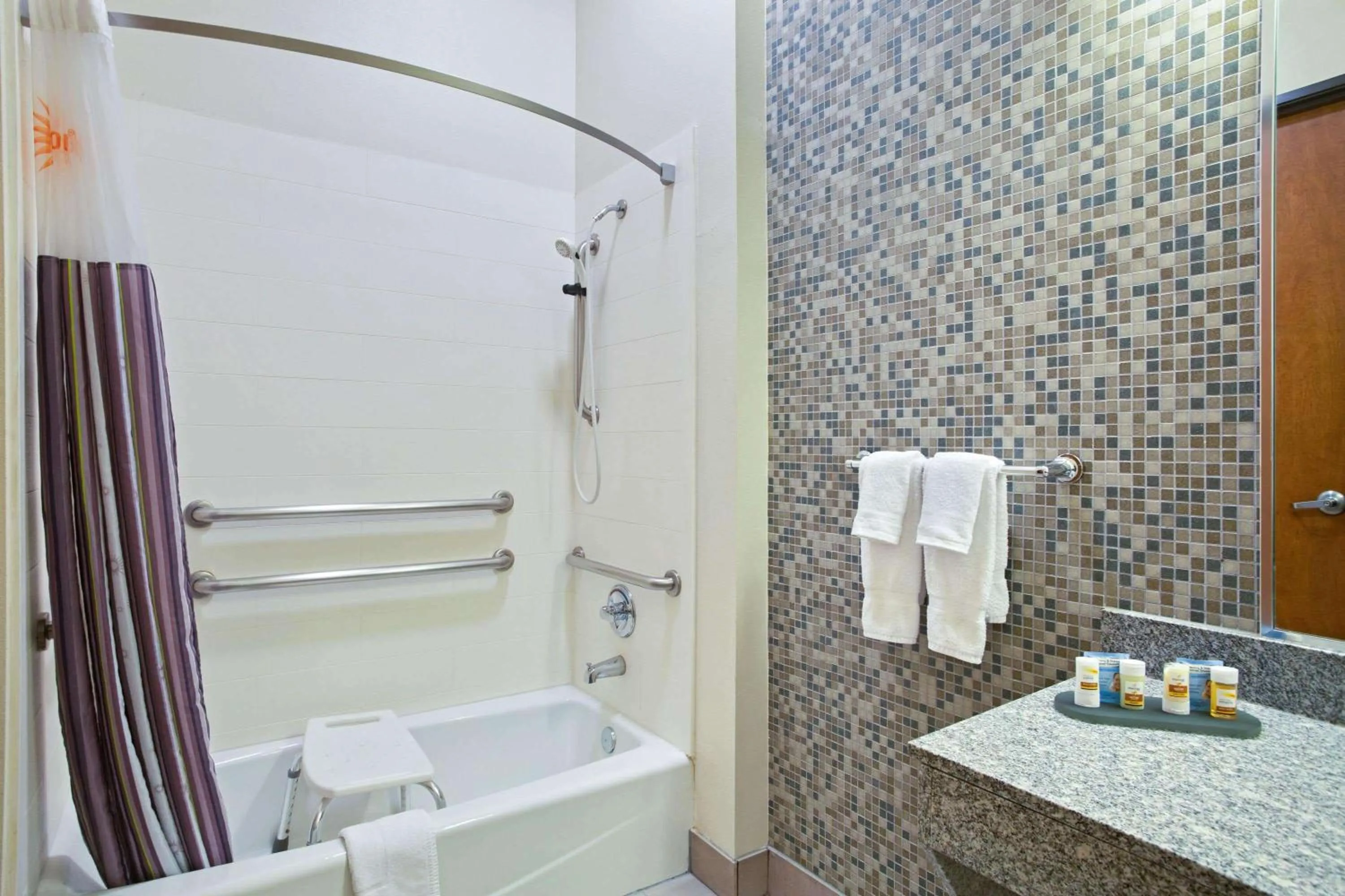 King Room with Bath Tub - Mobility/Hearing Accessible - Non-Smoking in La Quinta by Wyndham Austin NW/Lakeline Mall