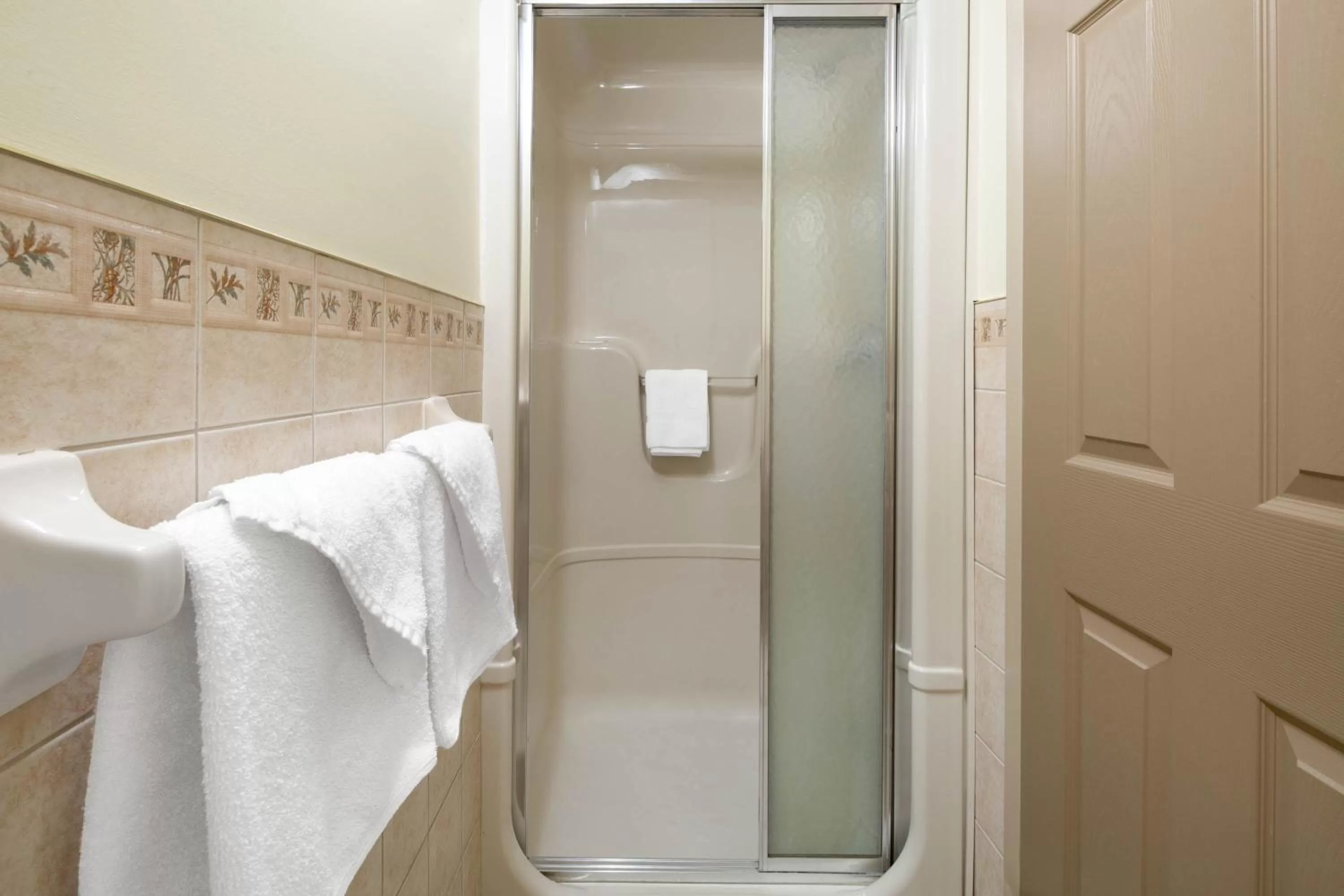 Deluxe King Room - Non-Smoking in Super 8 by Wyndham Niagara Falls by the Falls