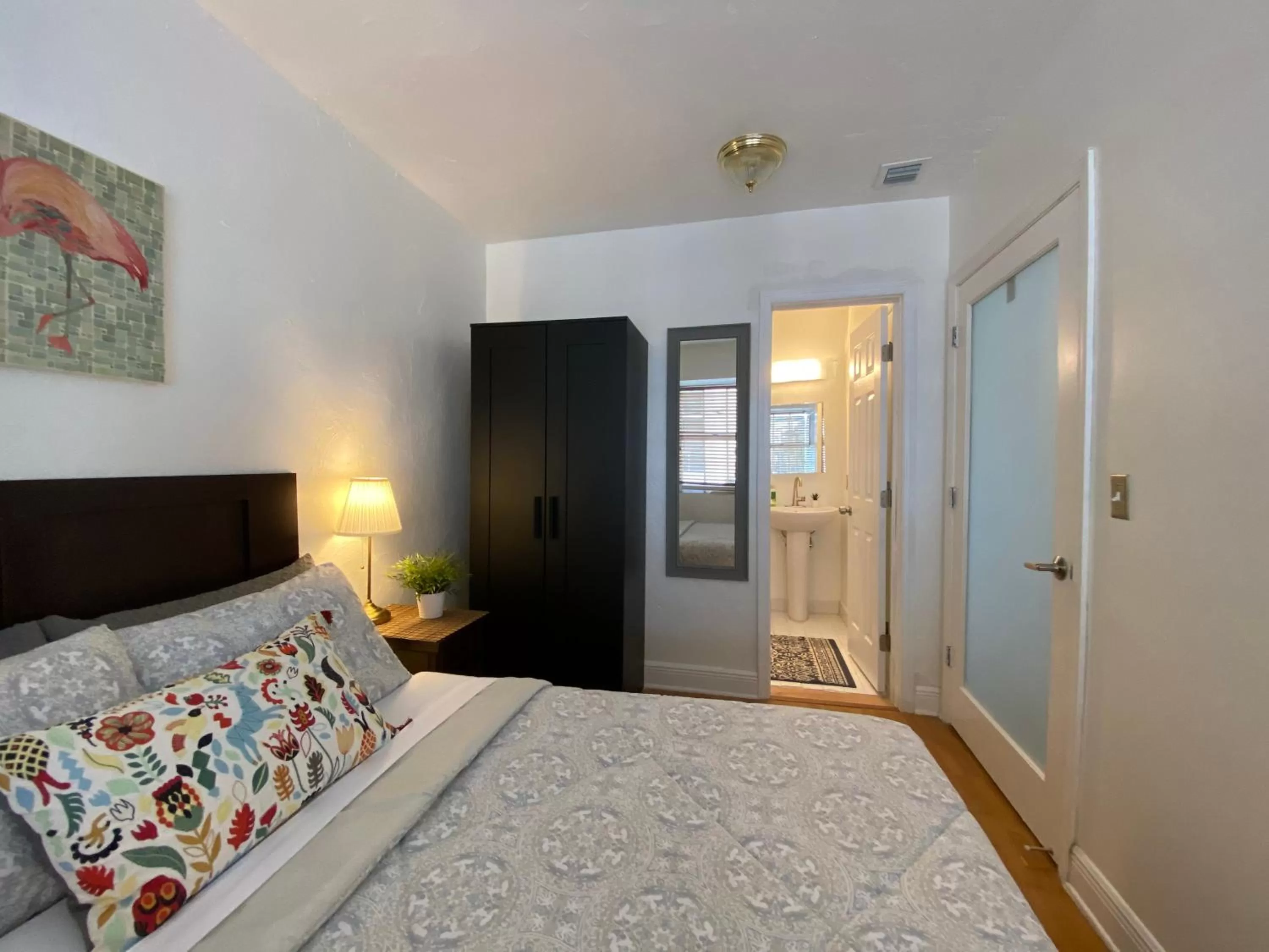 Private Queen Room and Bathroom in Miami Beach Rooms B&B