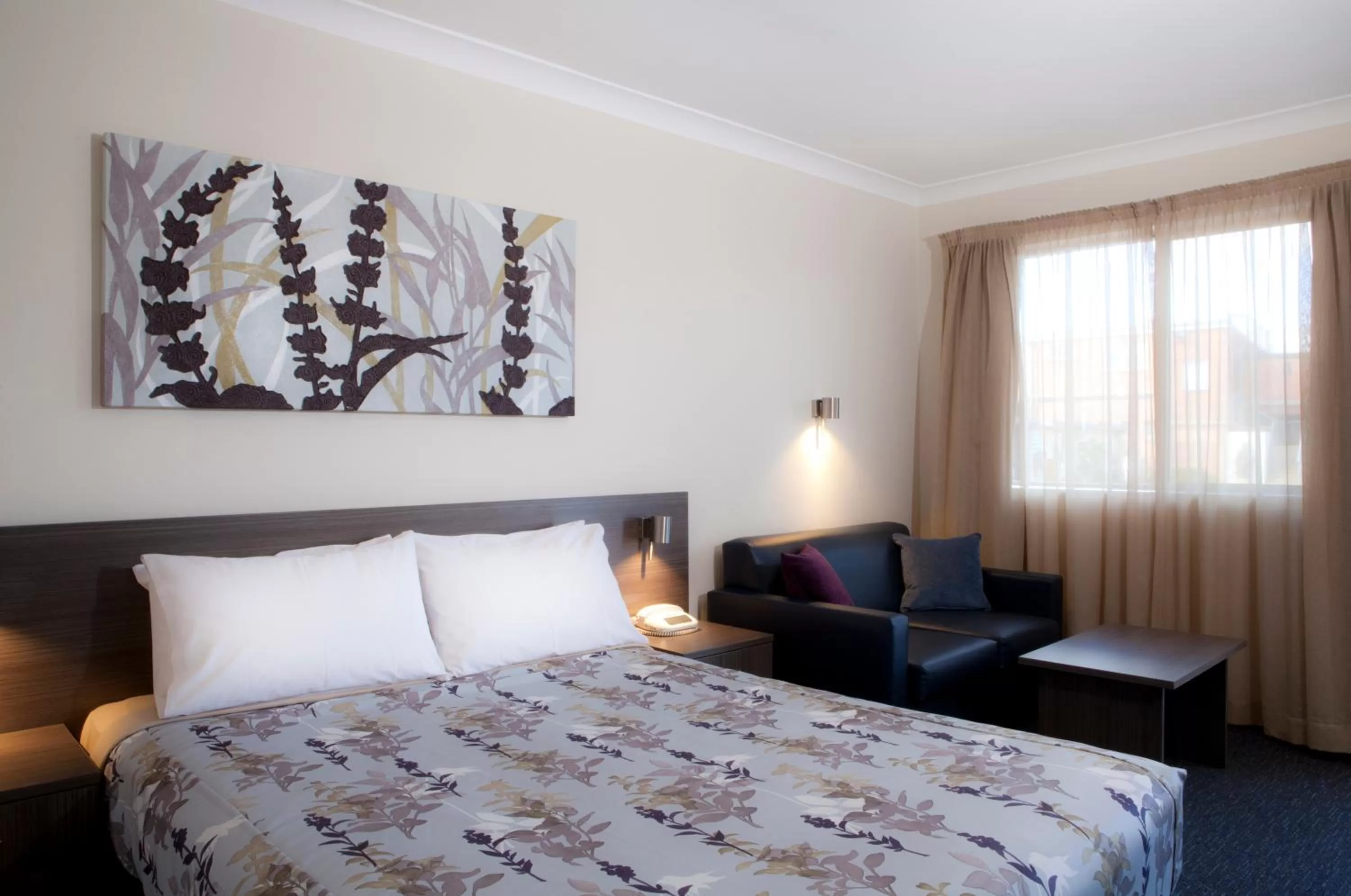 Deluxe Queen Room in Narellan Motor Inn