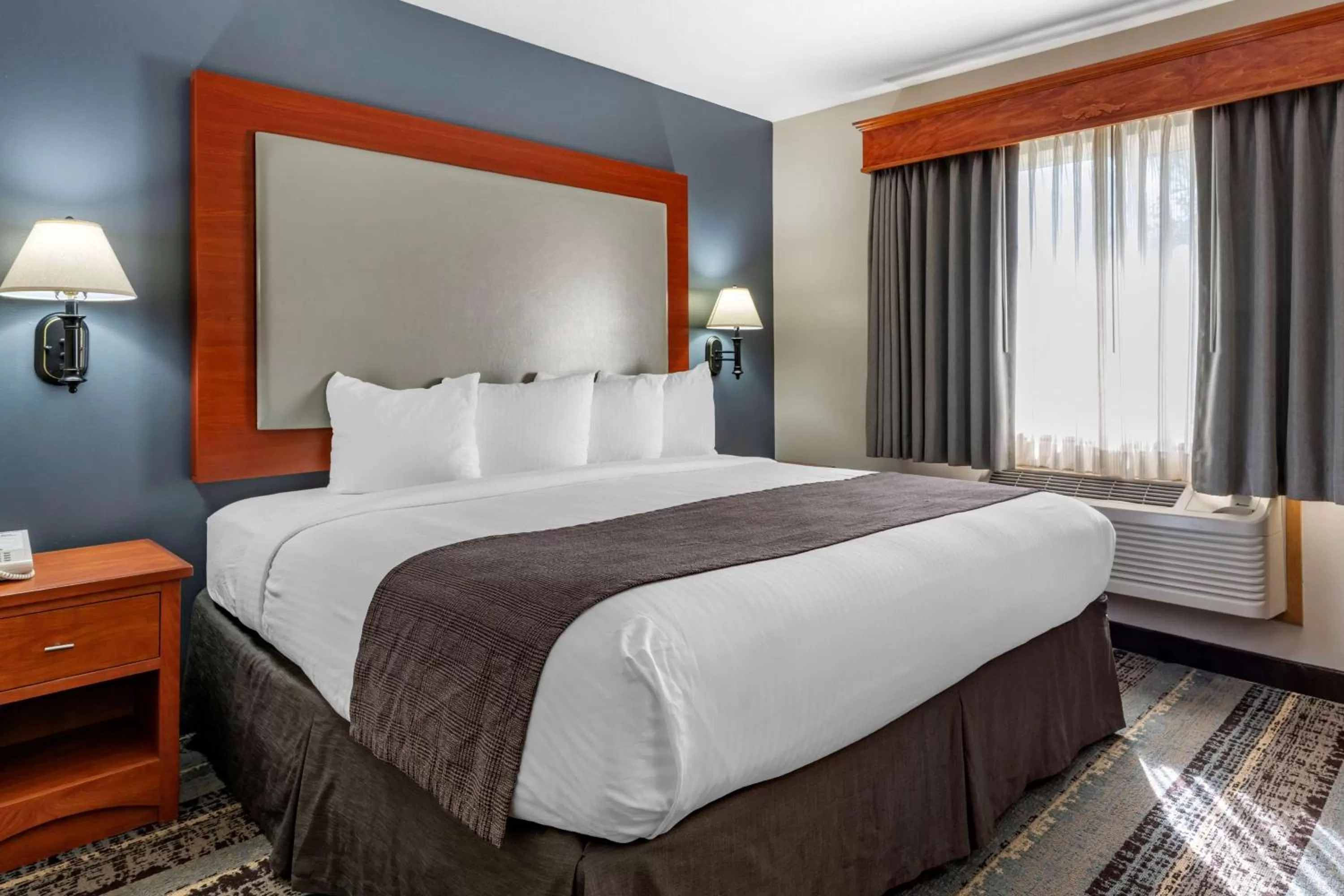 King Room with BathTub - Disability Access  in Best Western Newberg Inn