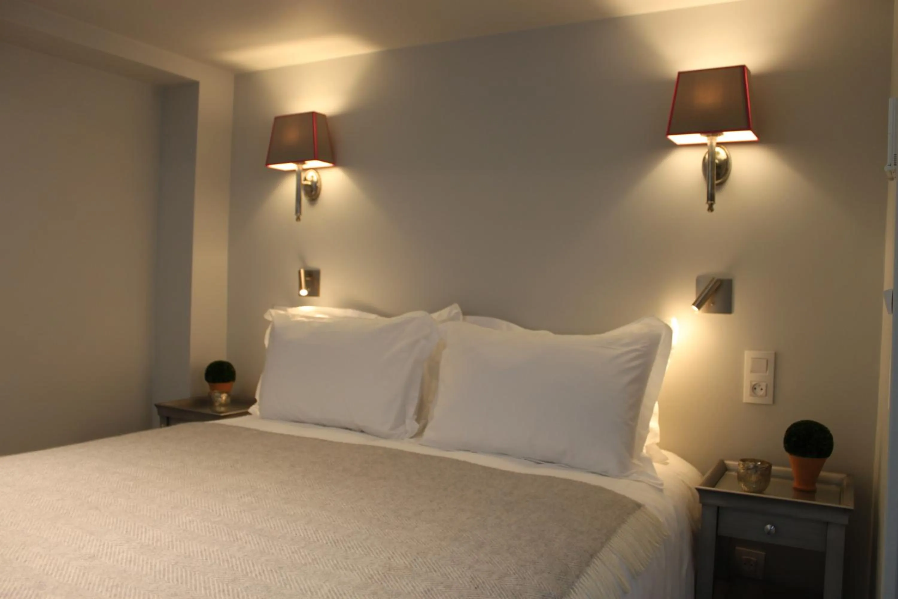 Two Connecting Classic Double Rooms in My Home In Paris