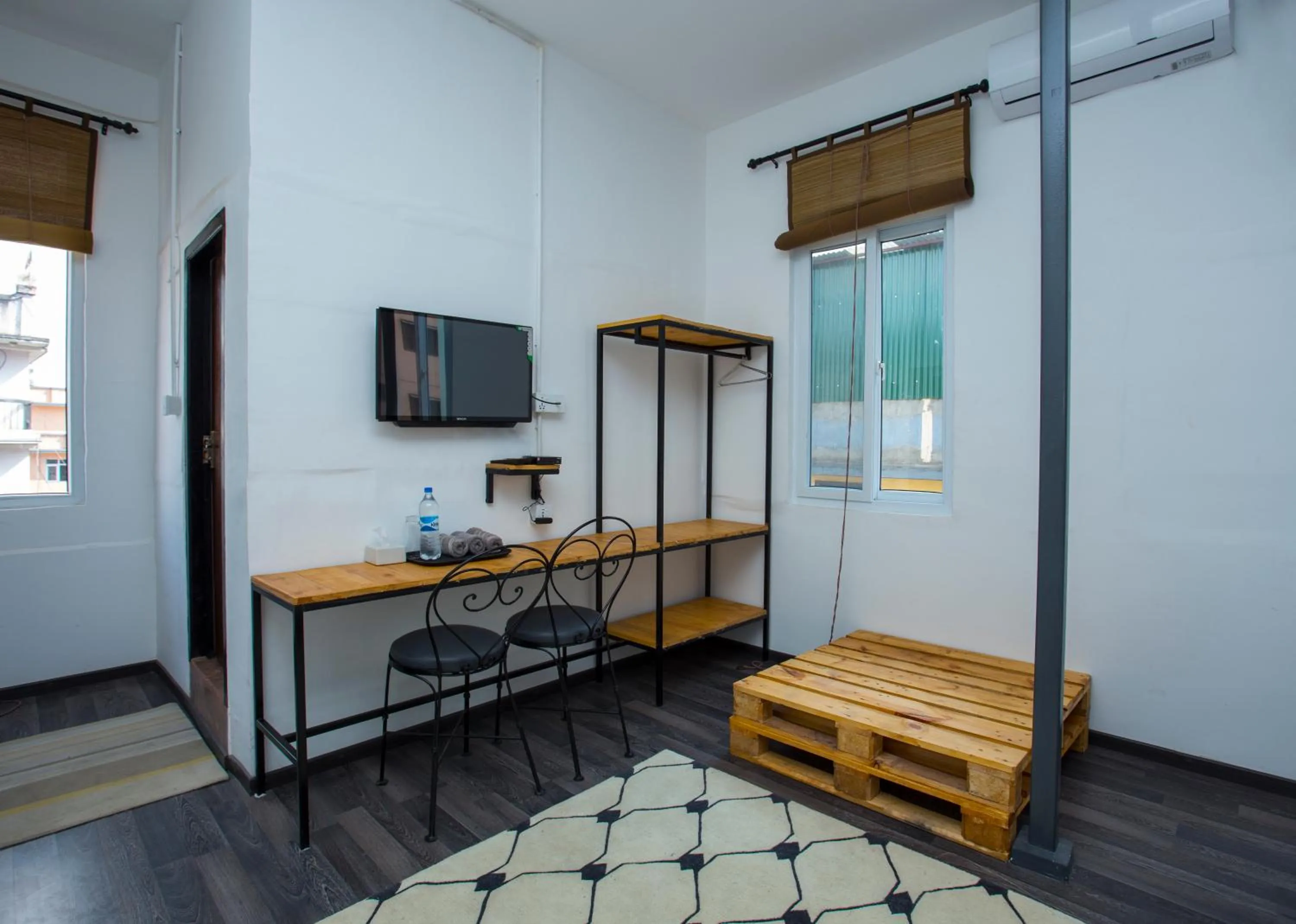 Deluxe Twin Room in Yakety Yak Hostel