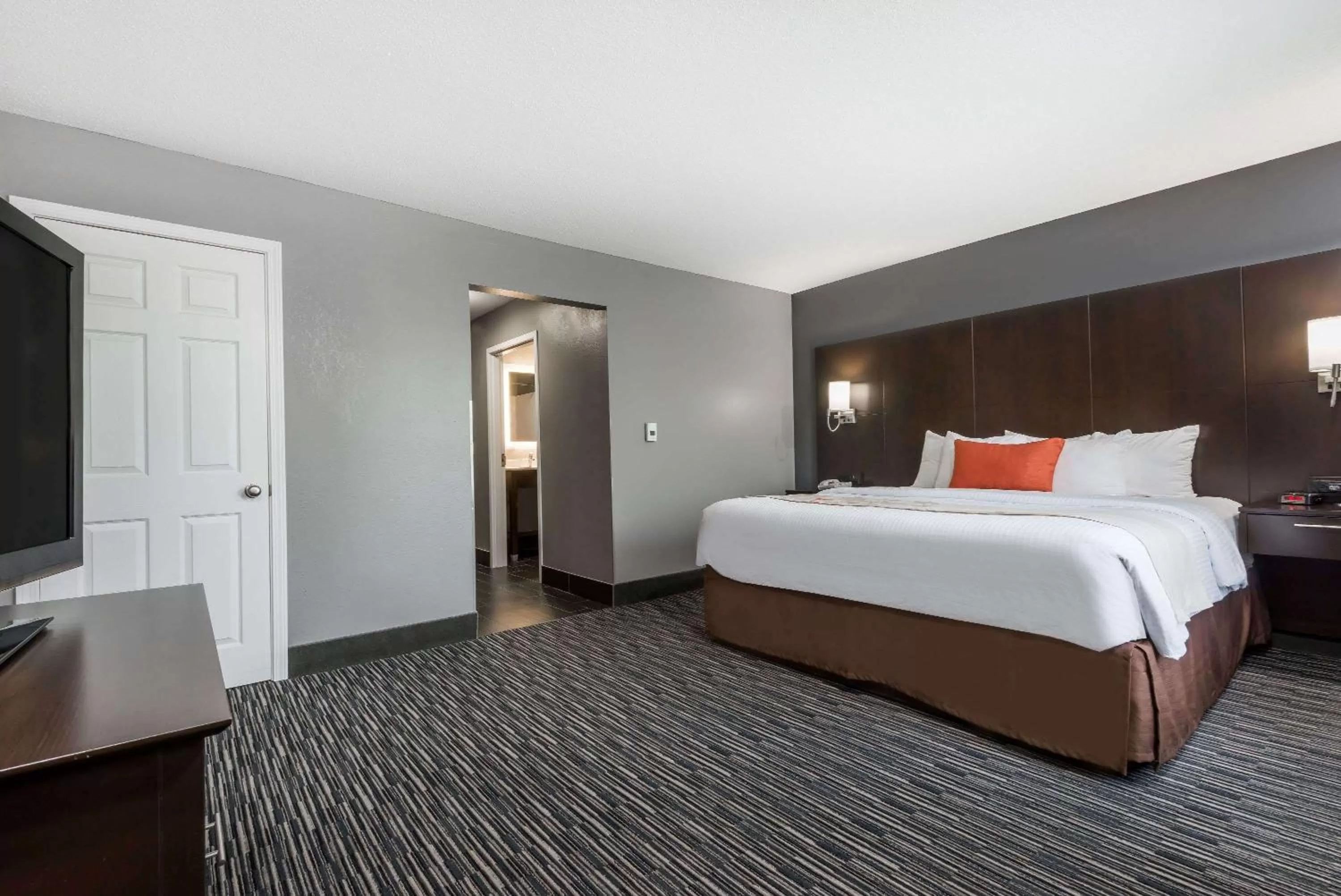 One-Bedroom Deluxe King Suite - Non-Smoking in Hawthorn Extended Stay by Wyndham Columbus West