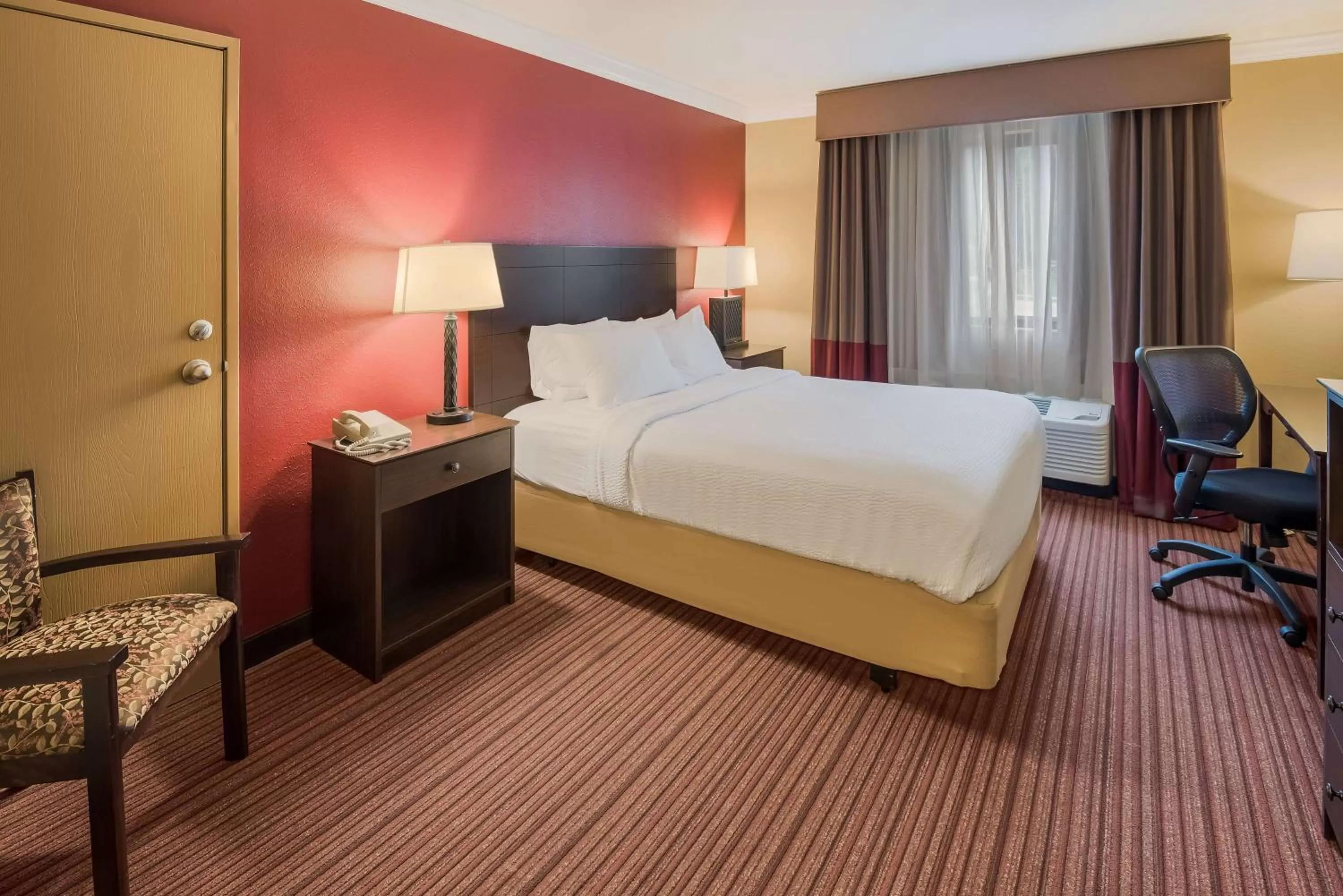 Queen Room with Bathtub - Mobility Accessible/Non-Smoking in Best Western Sycamore Inn