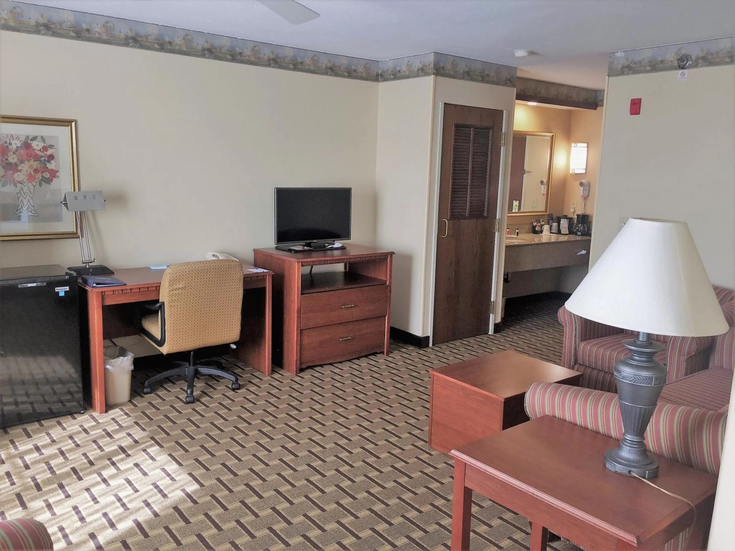 Deluxe King Room - Non-Smoking in Baymont by Wyndham Waterford/Burlington WI