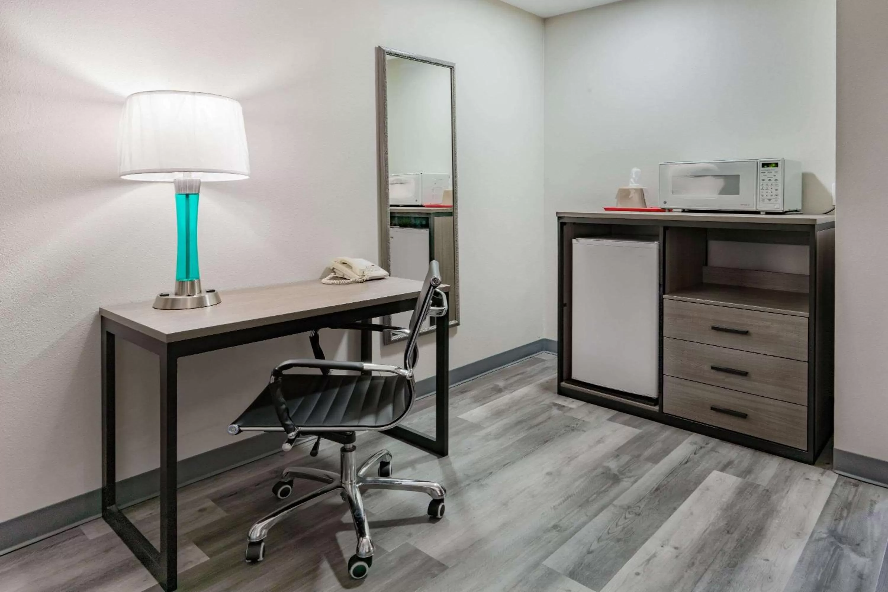 Queen Room with Roll-In Shower - Mobility Accessible/Non-Smoking in Super 8 by Wyndham Amarillo West