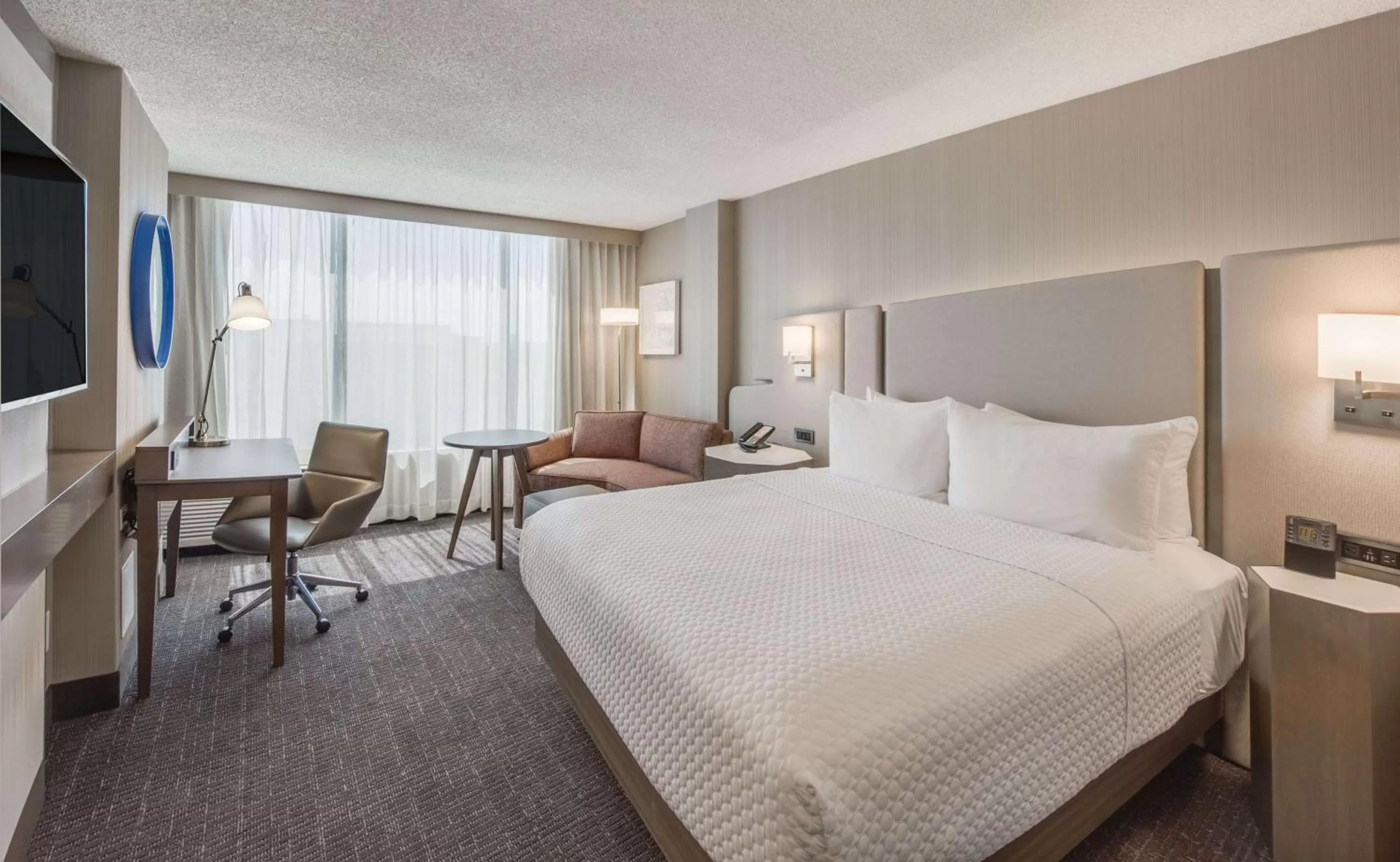 Deluxe King Room in Sonesta Denver Downtown