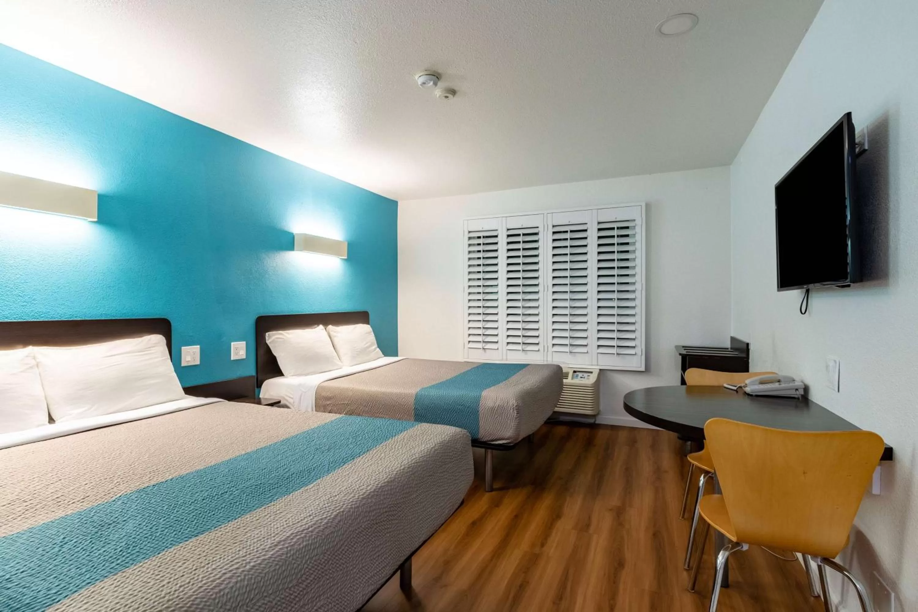 Deluxe Queen Room with Two Queen Beds - Non-Smoking in Motel 6-Fountain Valley, CA - Huntington Beach Area