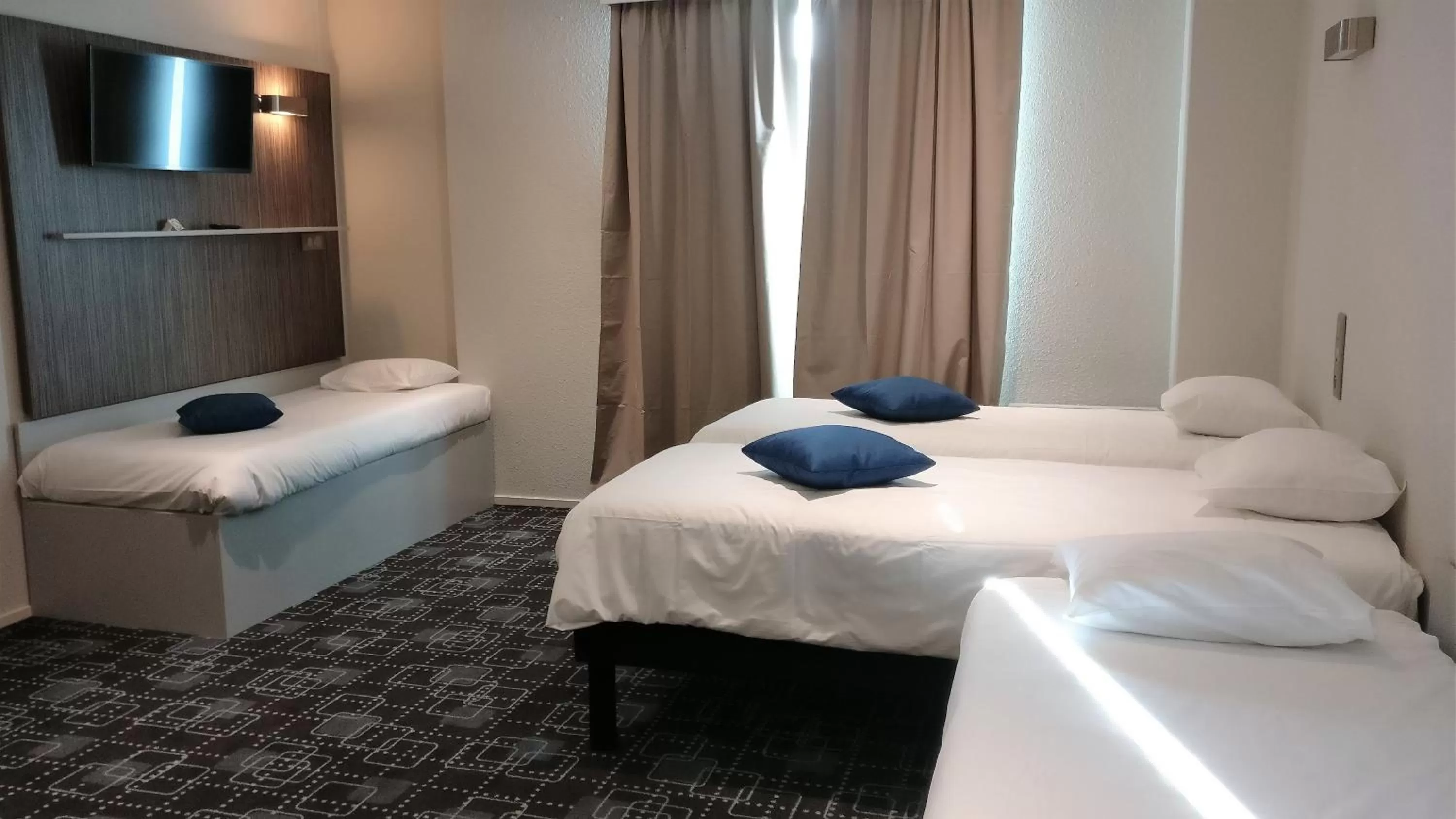 Two-Bedroom Suite in Kyriad Poitiers Jules Verne Site du Futuroscope