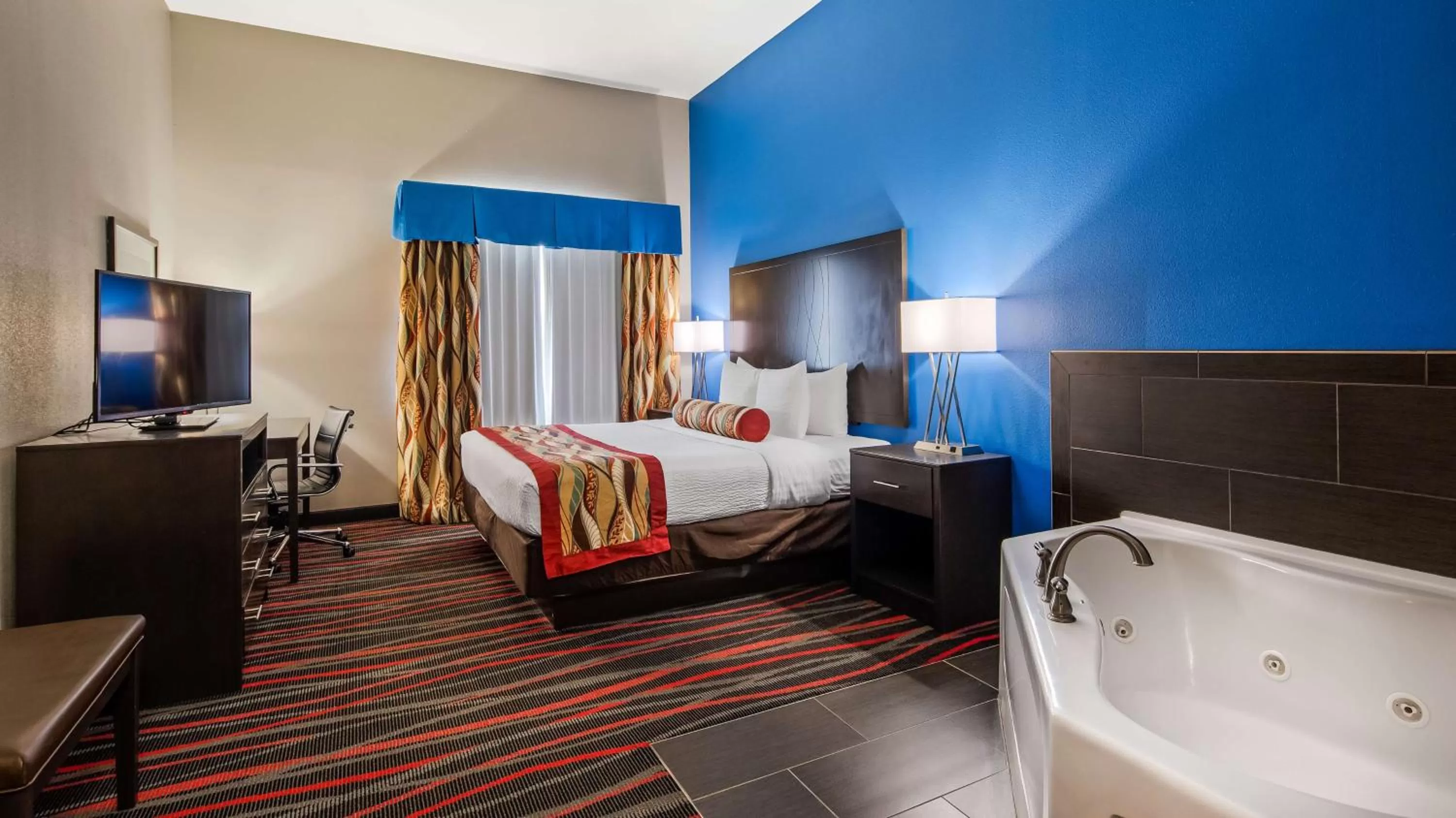 King Suite with Hot Tub in Best Western Plus Tech Medical Center Inn