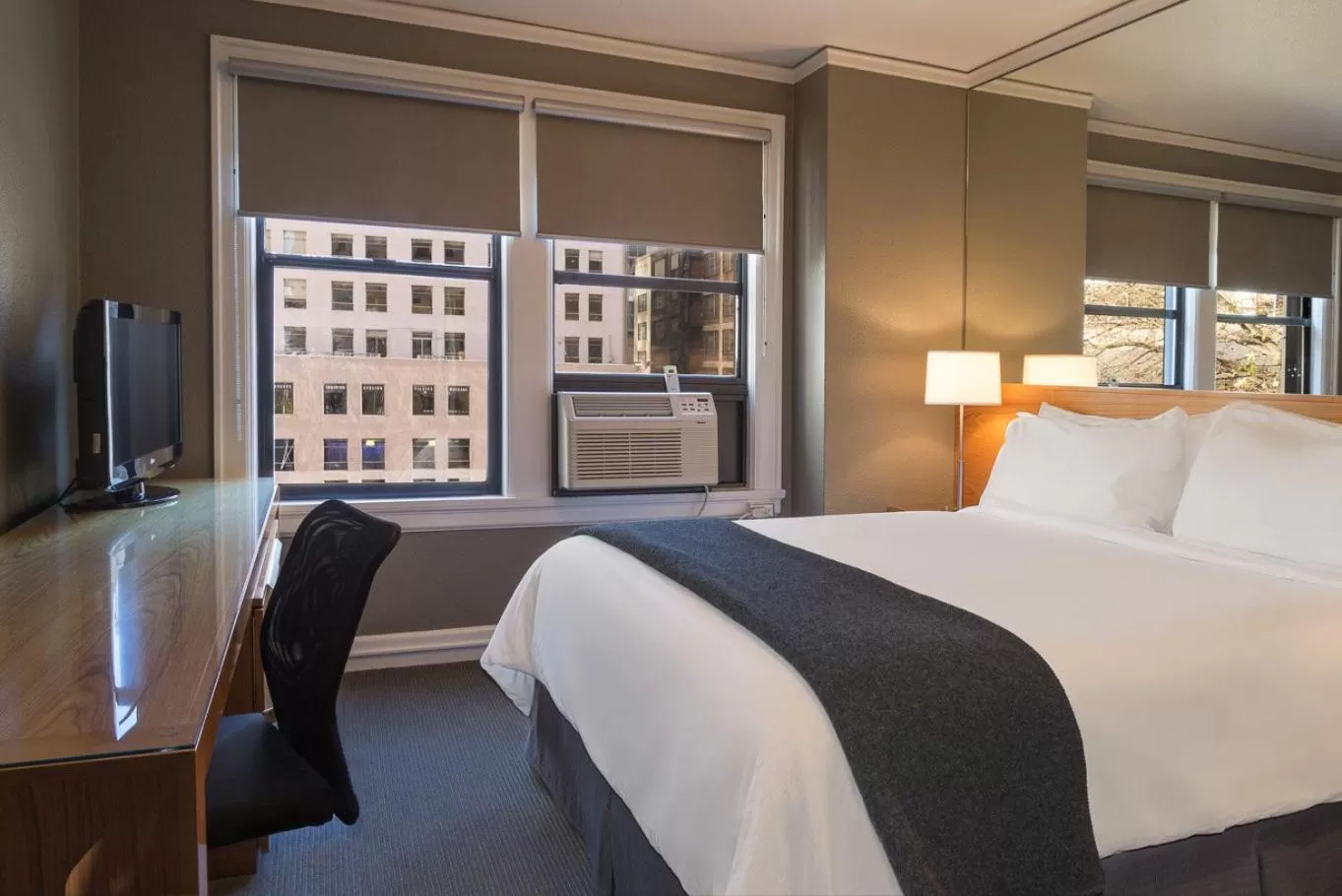 Modern King Room in Hotel Max