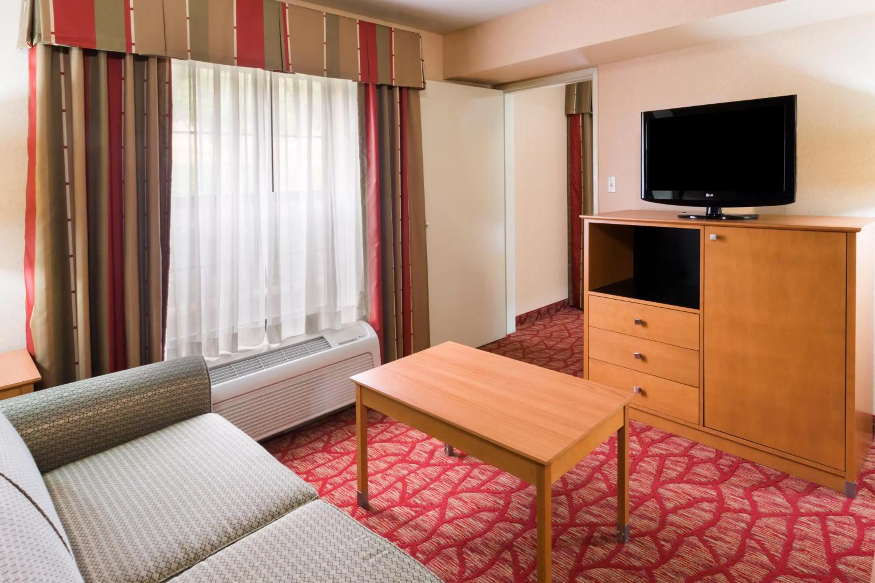 King Studio Suite - Mobility Access with Roll-in Shower in Holiday Inn Express Grants Pass by IHG