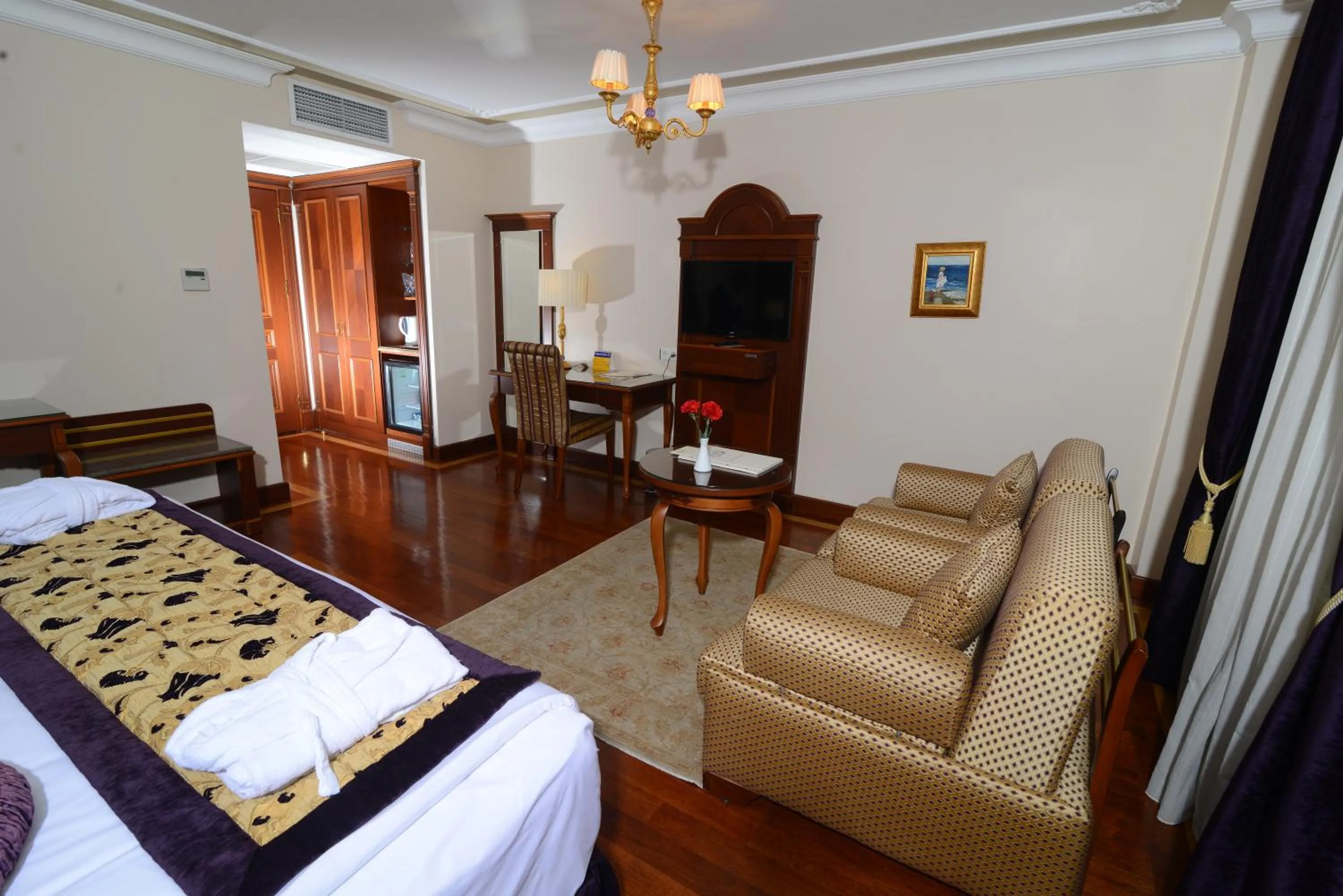 Deluxe Queen Suite in GLK PREMIER Regency Suites & Spa