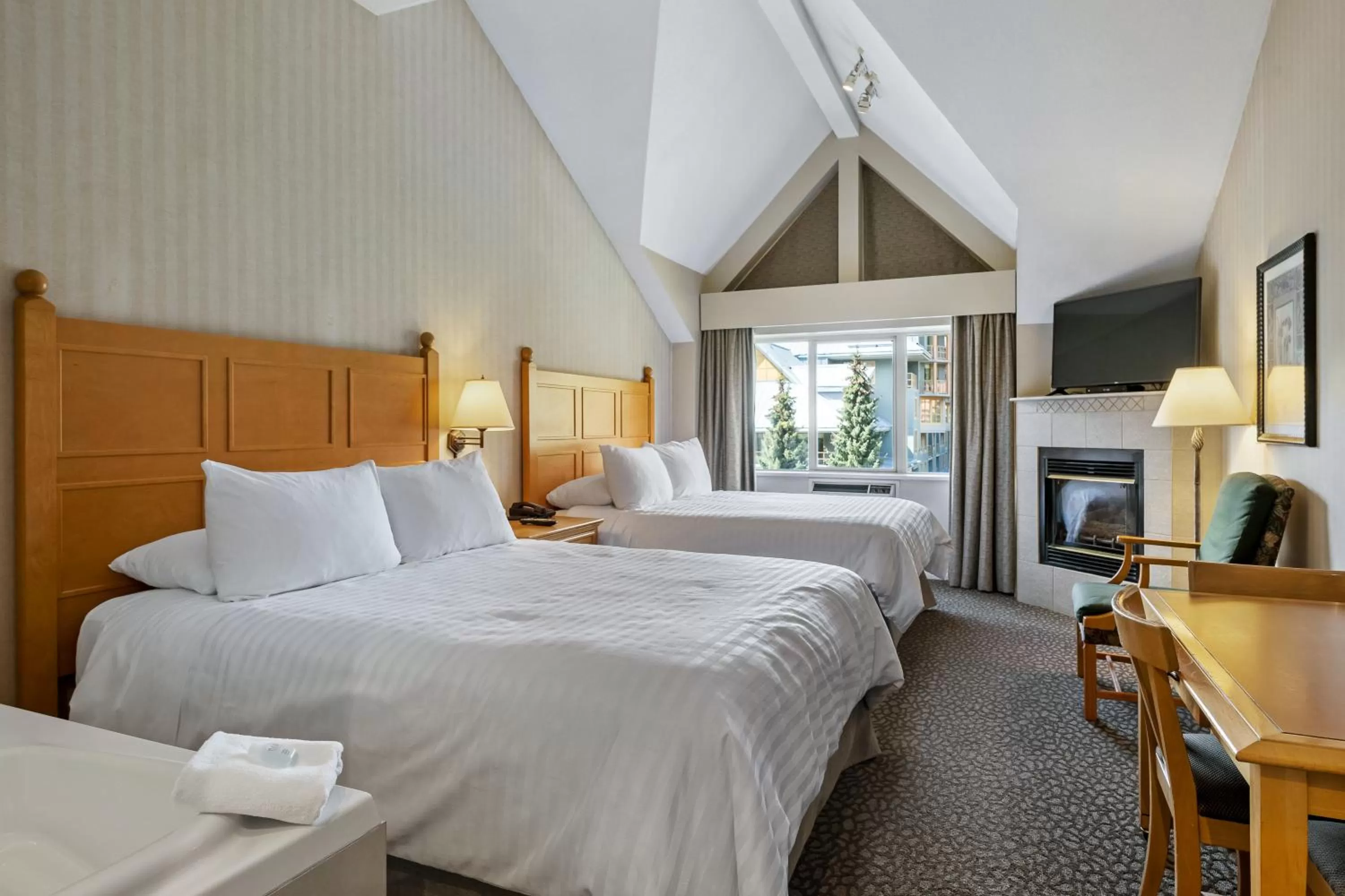 Premium Studio with Two Queen Beds in Pinnacle Hotel Whistler
