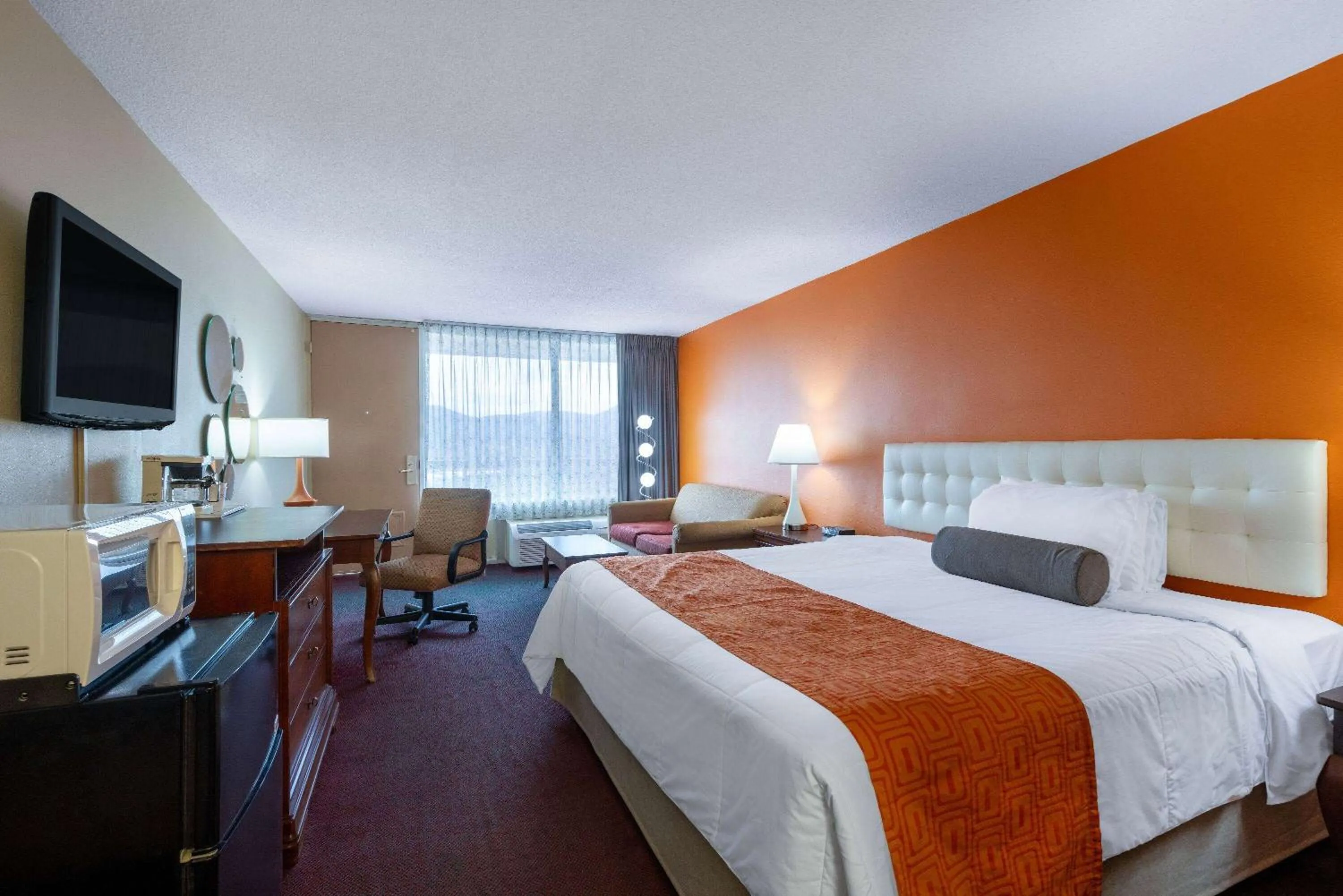 Deluxe King Room - Non-Smoking in Howard Johnson by Wyndham Salem Hotel & Conference Center