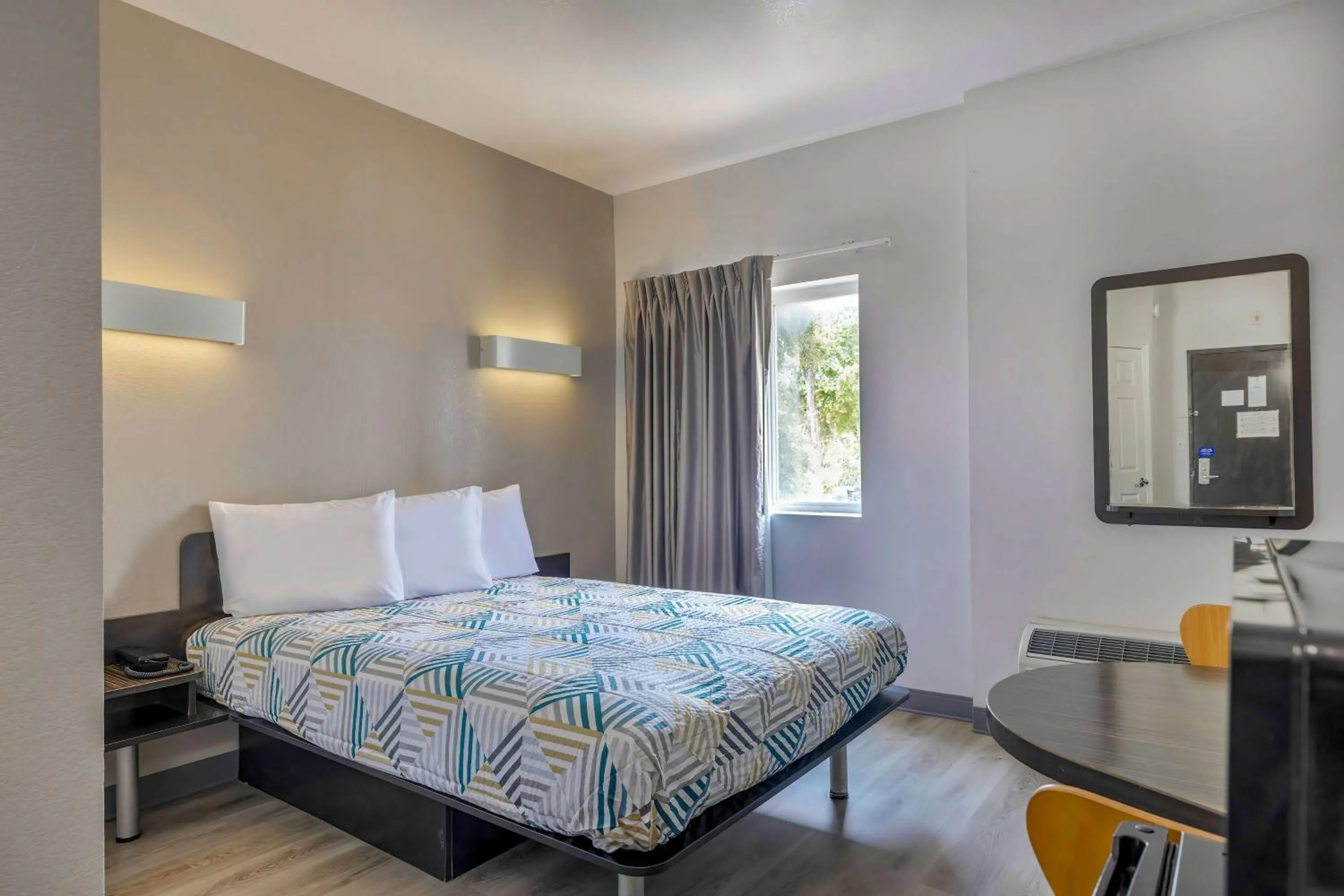 Queen Room - single occupancy - Disability Access - Roll in Shower in Motel 6-Cedar Park, TX