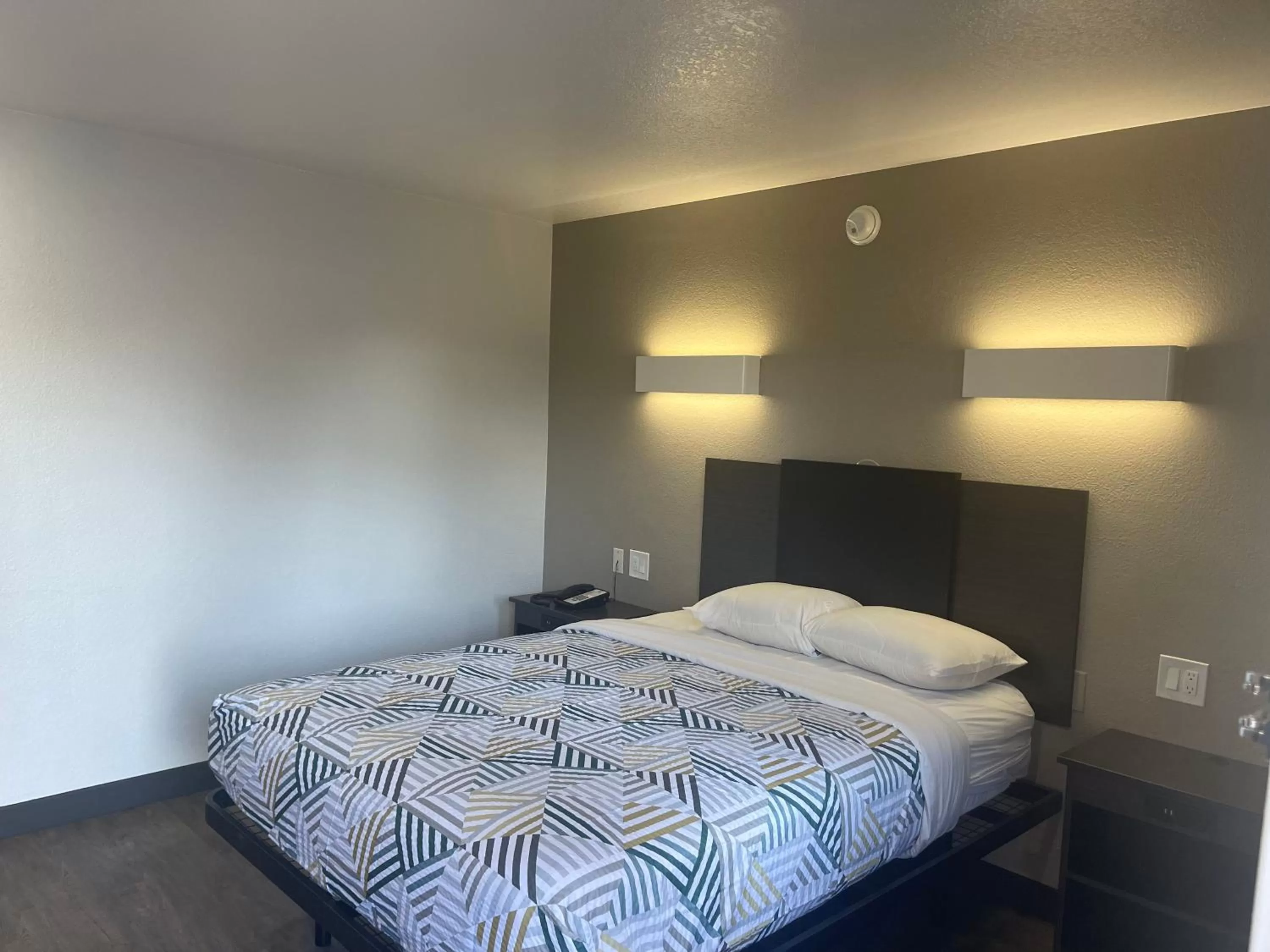 Queen Room - Non-Smoking in Motel 6 Denton, TX - UNT