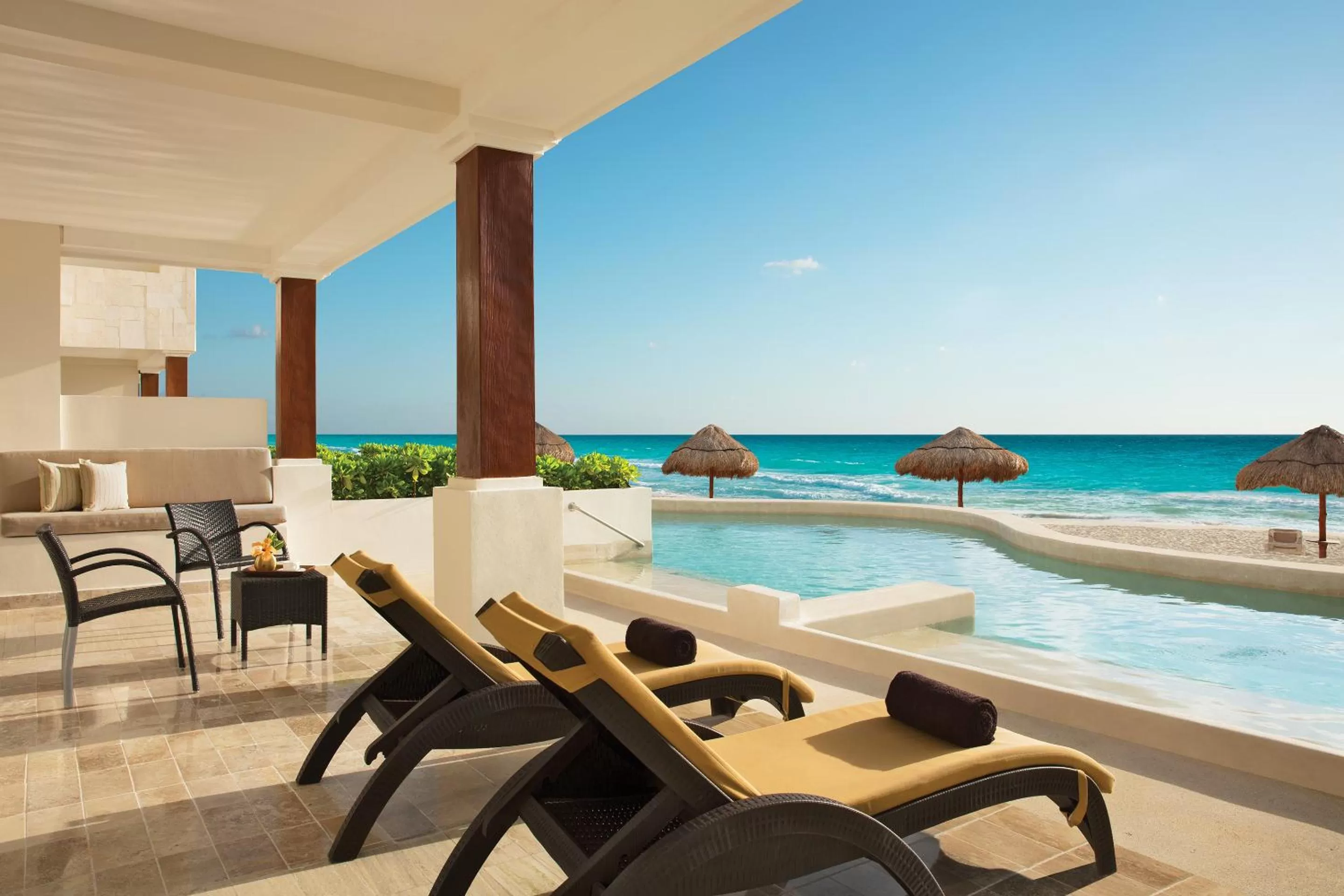 Preferred Club Master King Suite with Swim-Out and Ocean Front View in Dreams Sapphire Resort & Spa