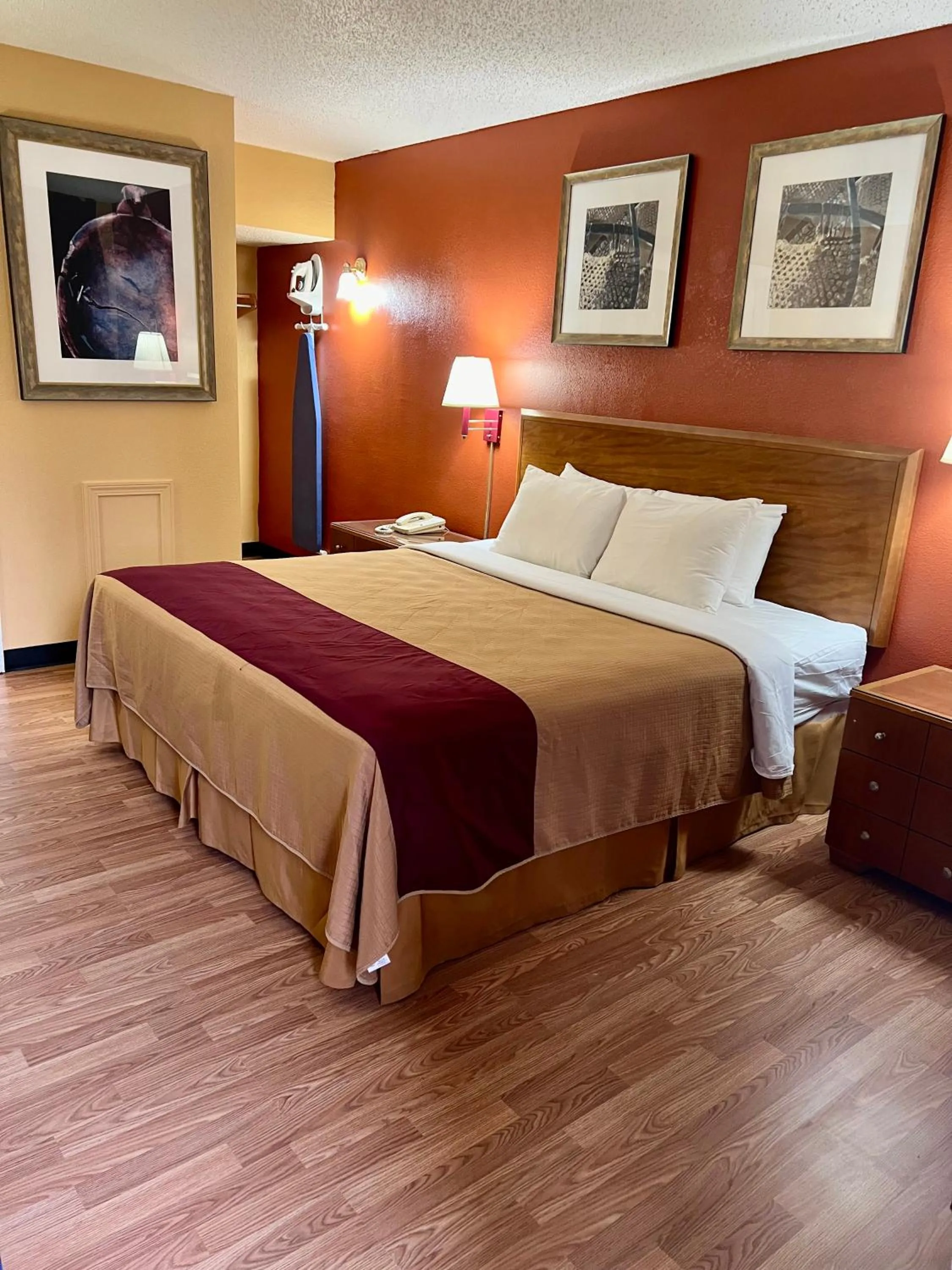 King Room in Executive Inn Schenectady Downtown