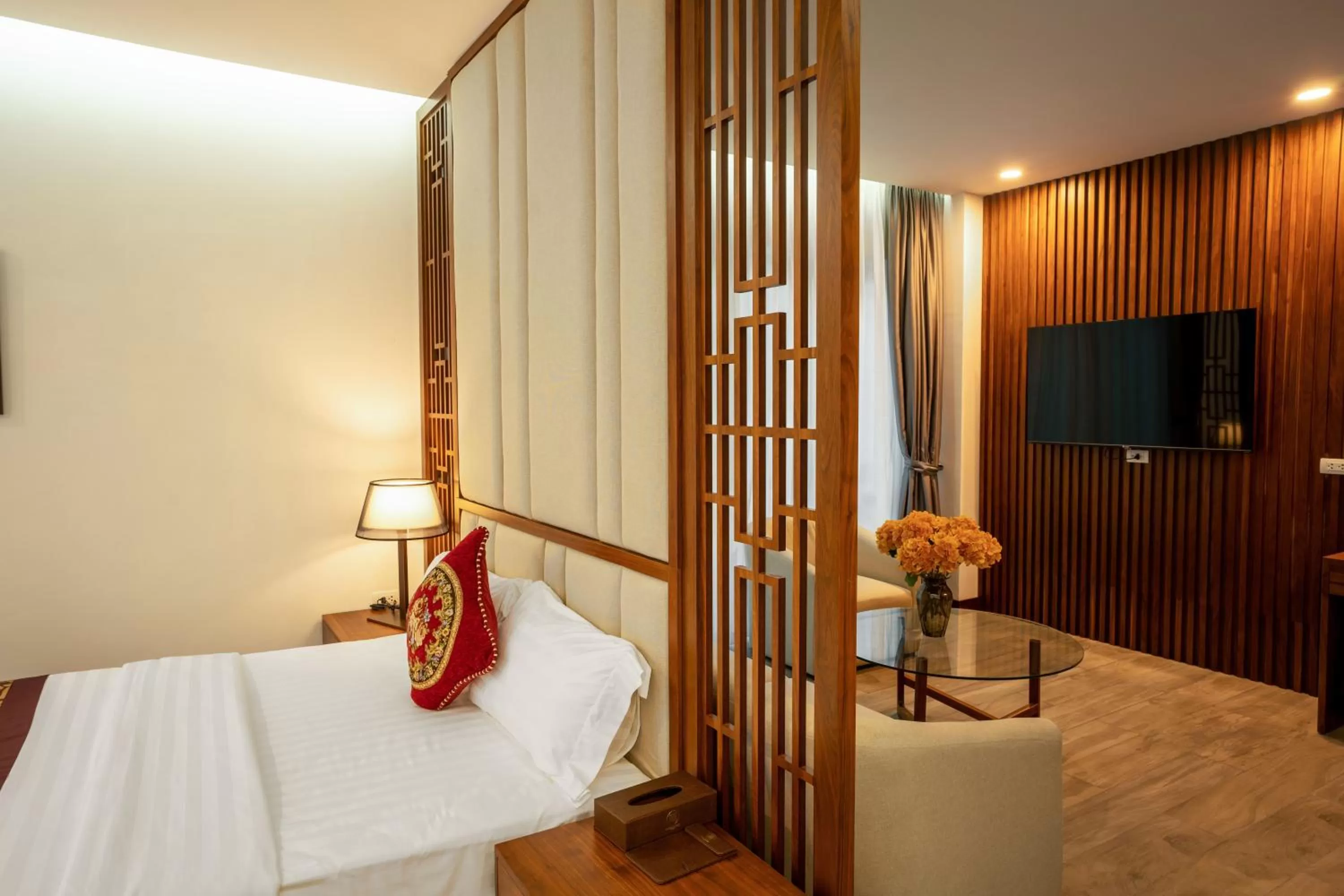 Deluxe Queen Suite in MT Collection Hotel