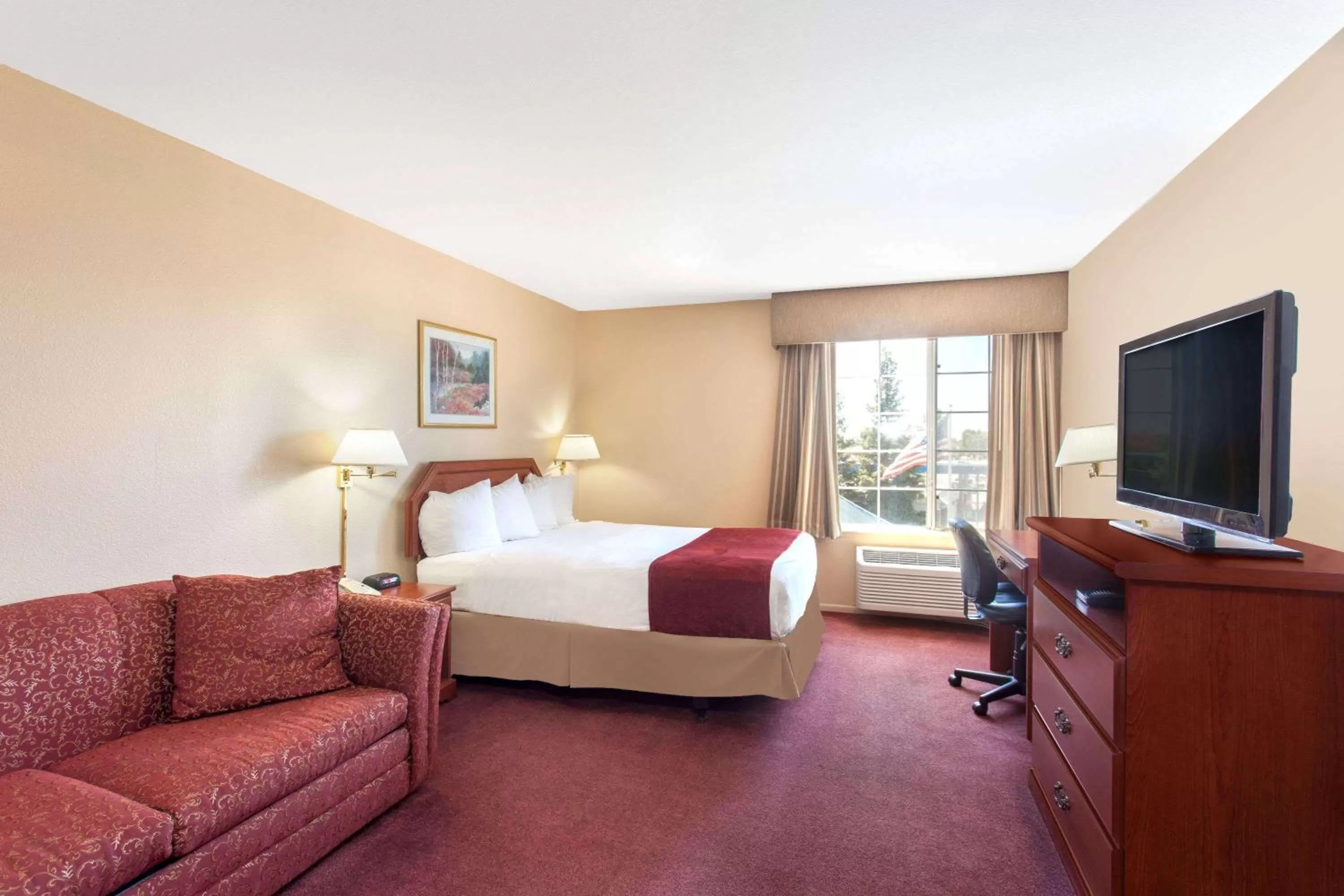 Queen Room - Non-Smoking in Ramada by Wyndham Fresno Northwest