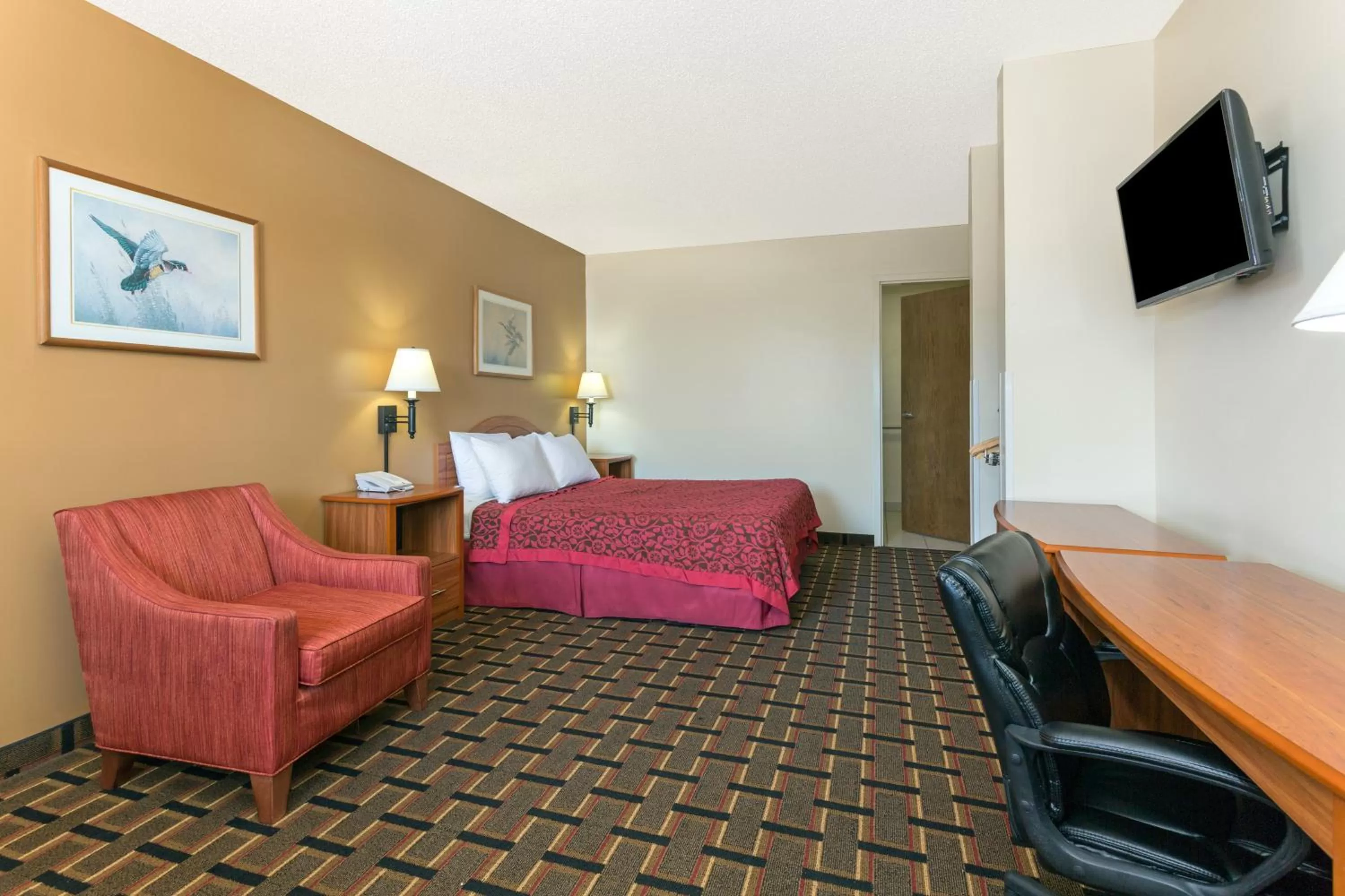 Queen Room - Disability Access/Non-Smoking in Days Inn by Wyndham Paxton