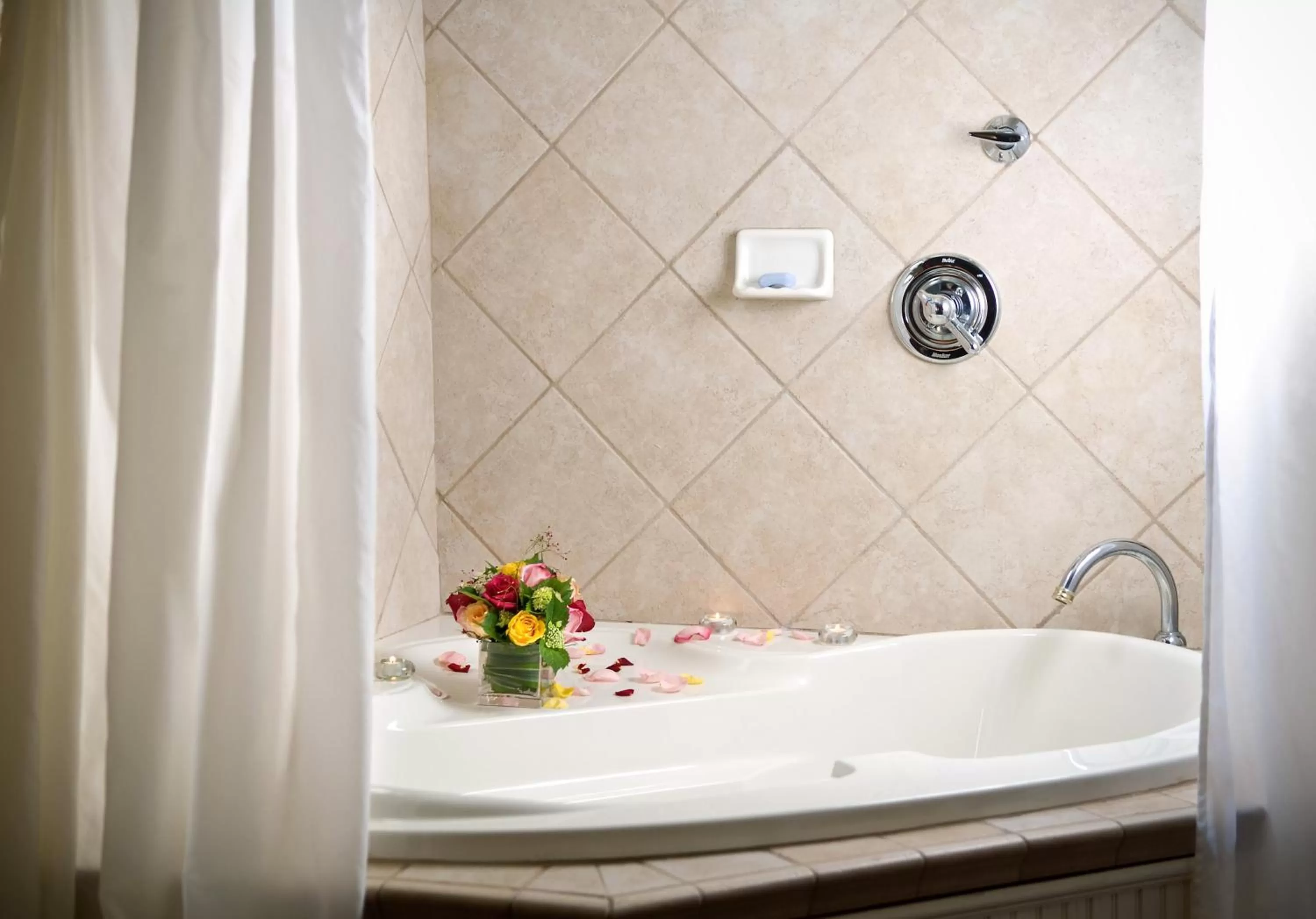 Queen Room with Spa Bath in Arrowhead Inn