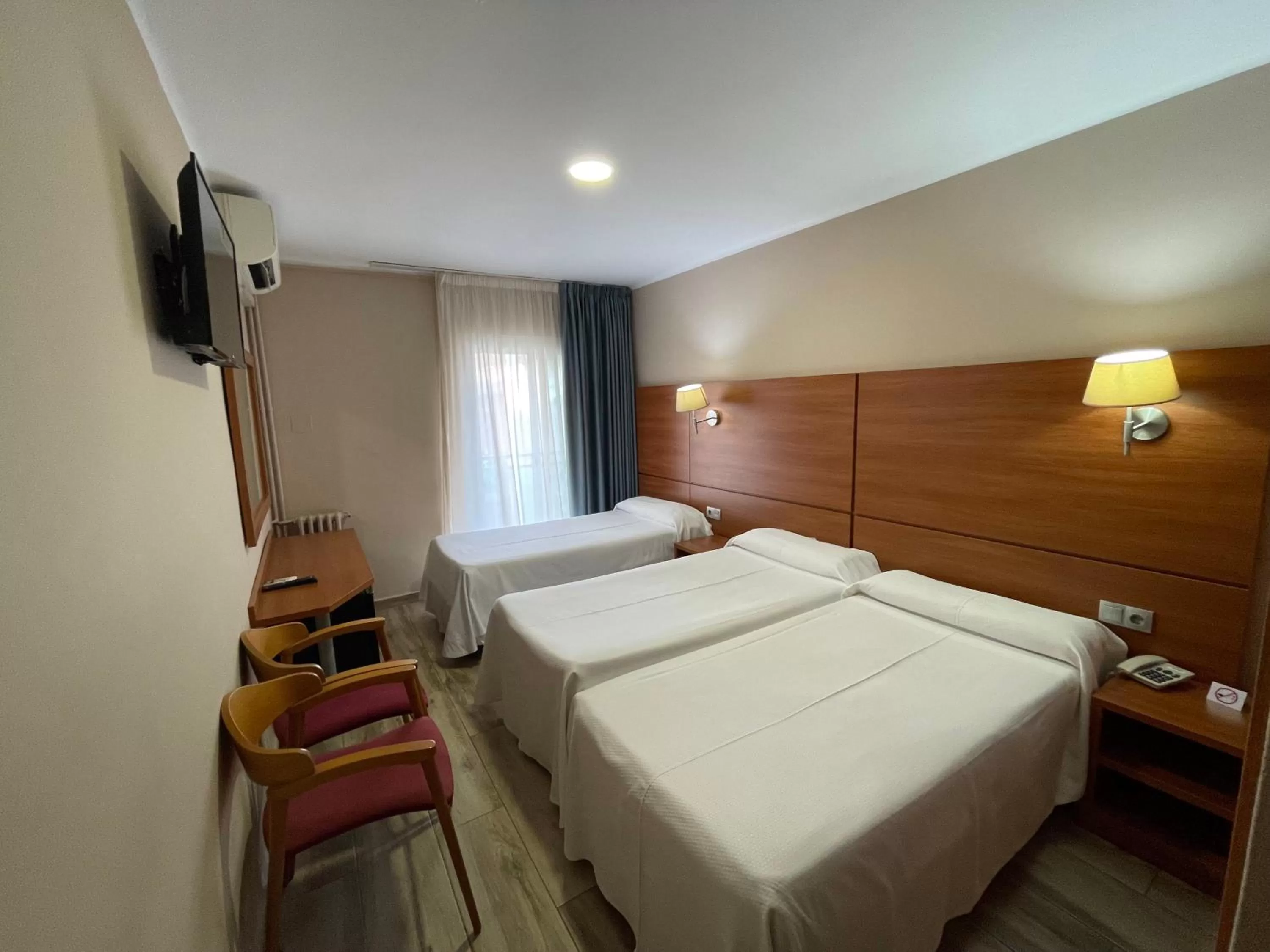 Twin Room with Extra Bed (3 Adults) in Hotel Maria del Mar