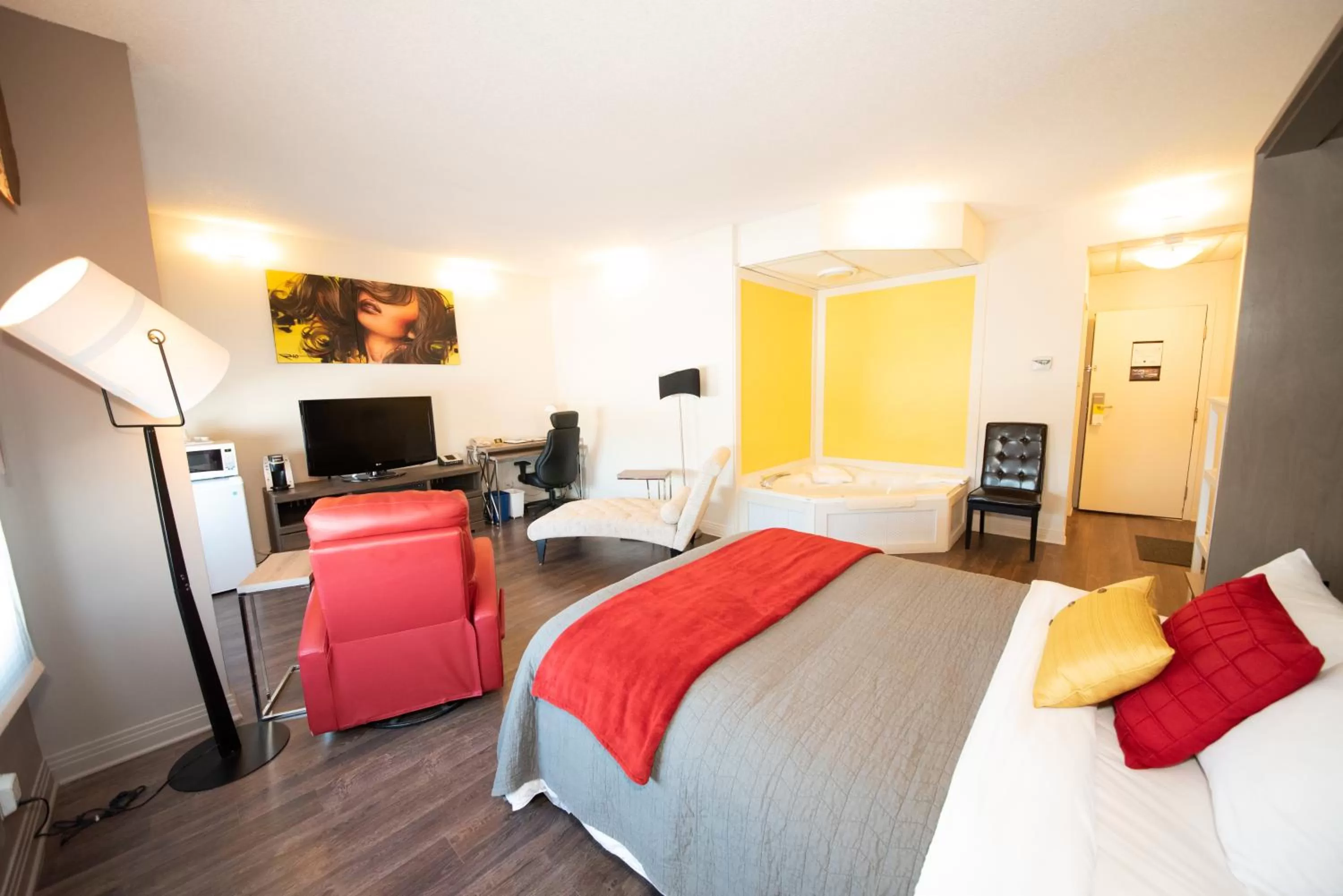 Deluxe Queen Suite - Non-Smoking in Days Inn by Wyndham Berthierville