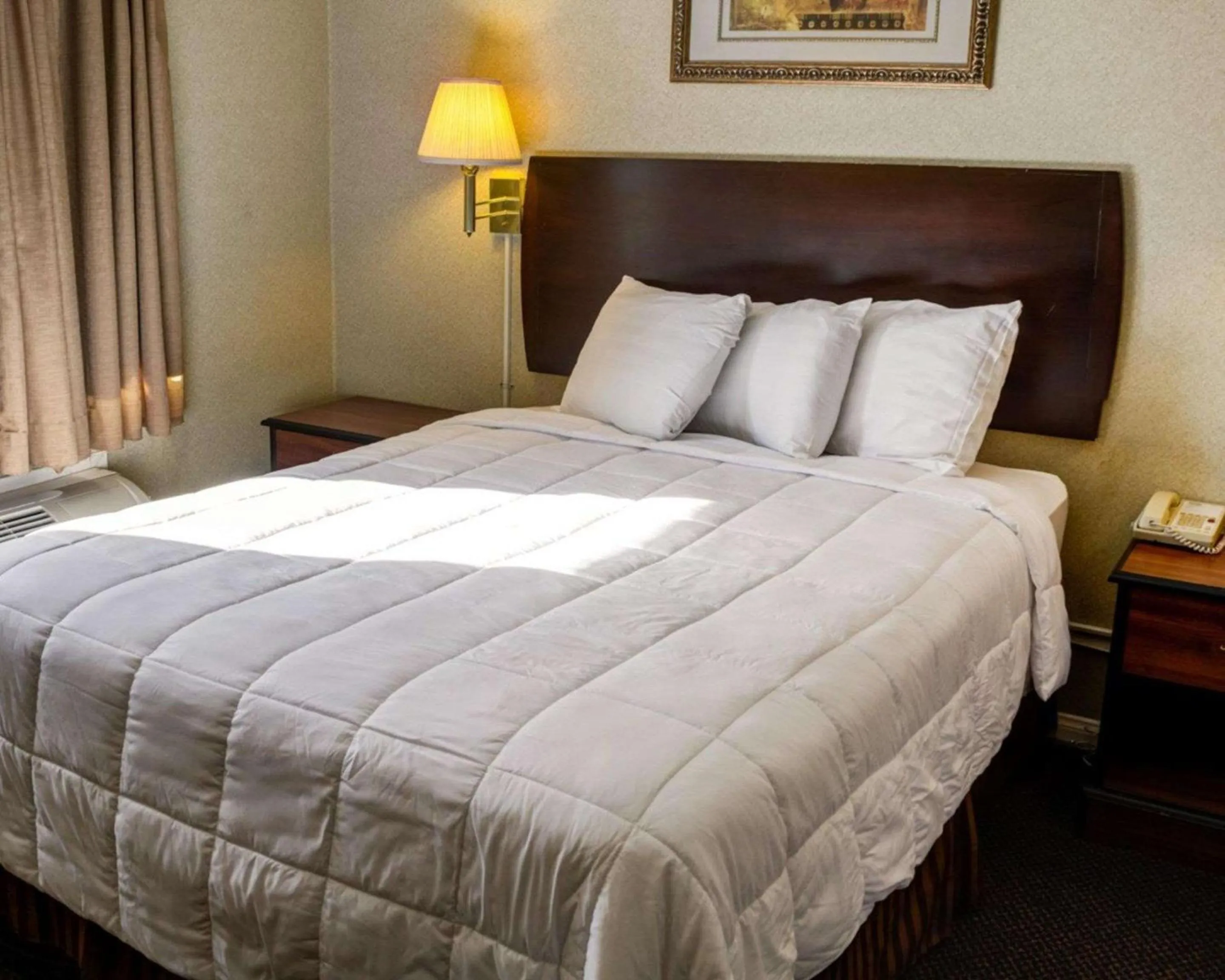 King Room - Accessible/Non-Smoking in Rodeway Inn near Venice Beach