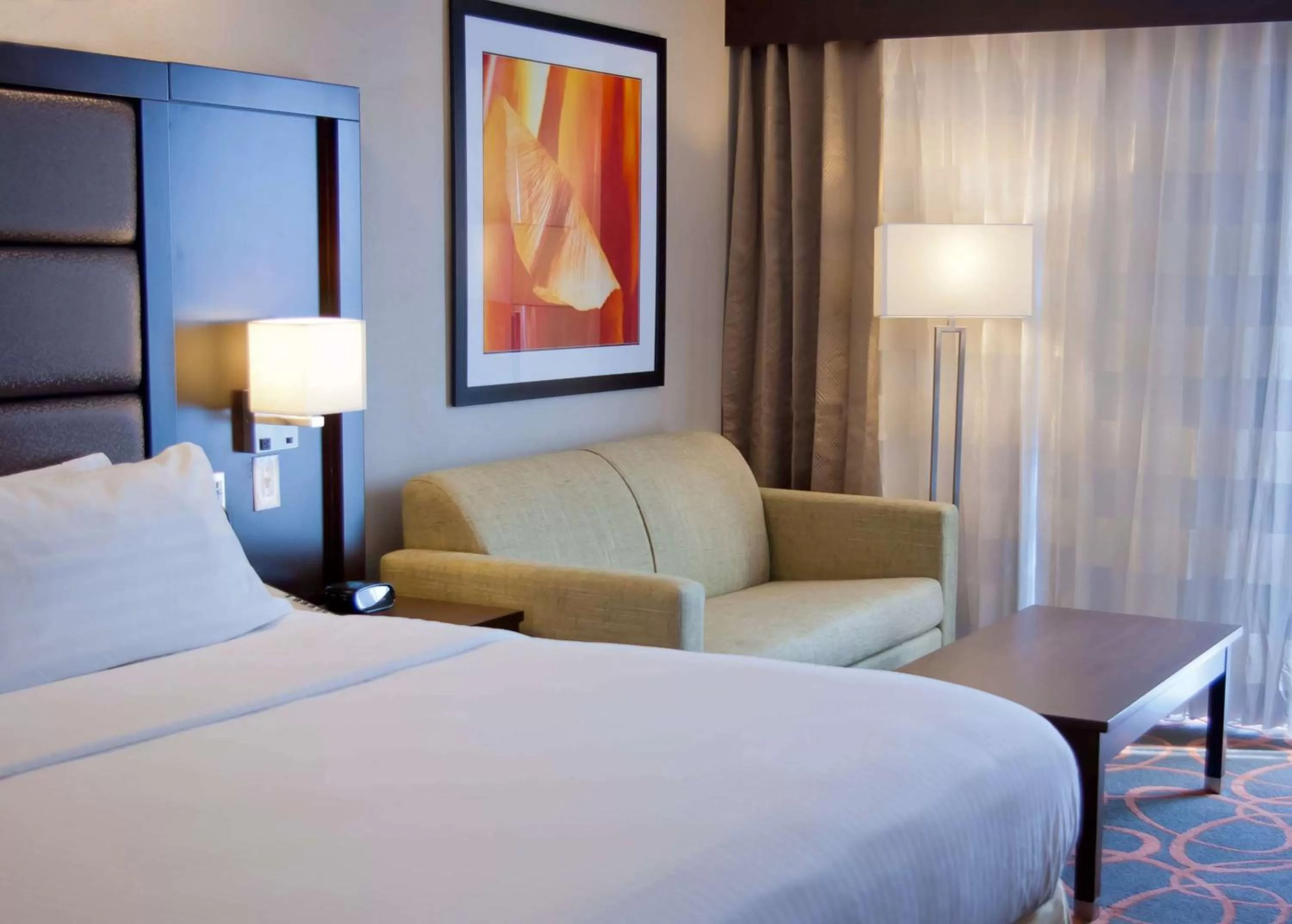 Corner King Room with Atrium View - Non-Smoking in The Great Rivers, an Ascend Collection Hotel