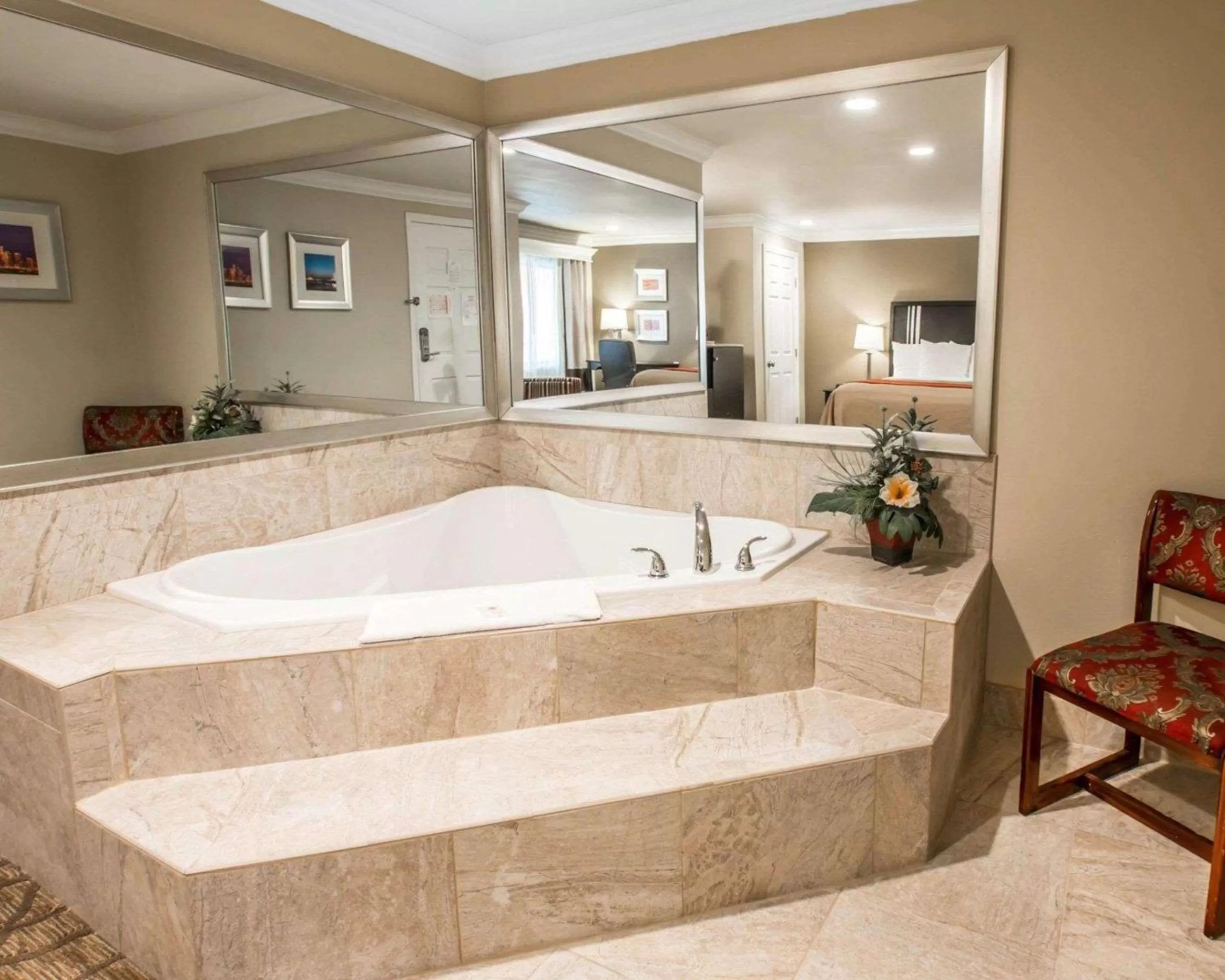 Superior Room, 1 King Bed, In-Room Whirlpool, Non Smoking in Quality Inn Downey