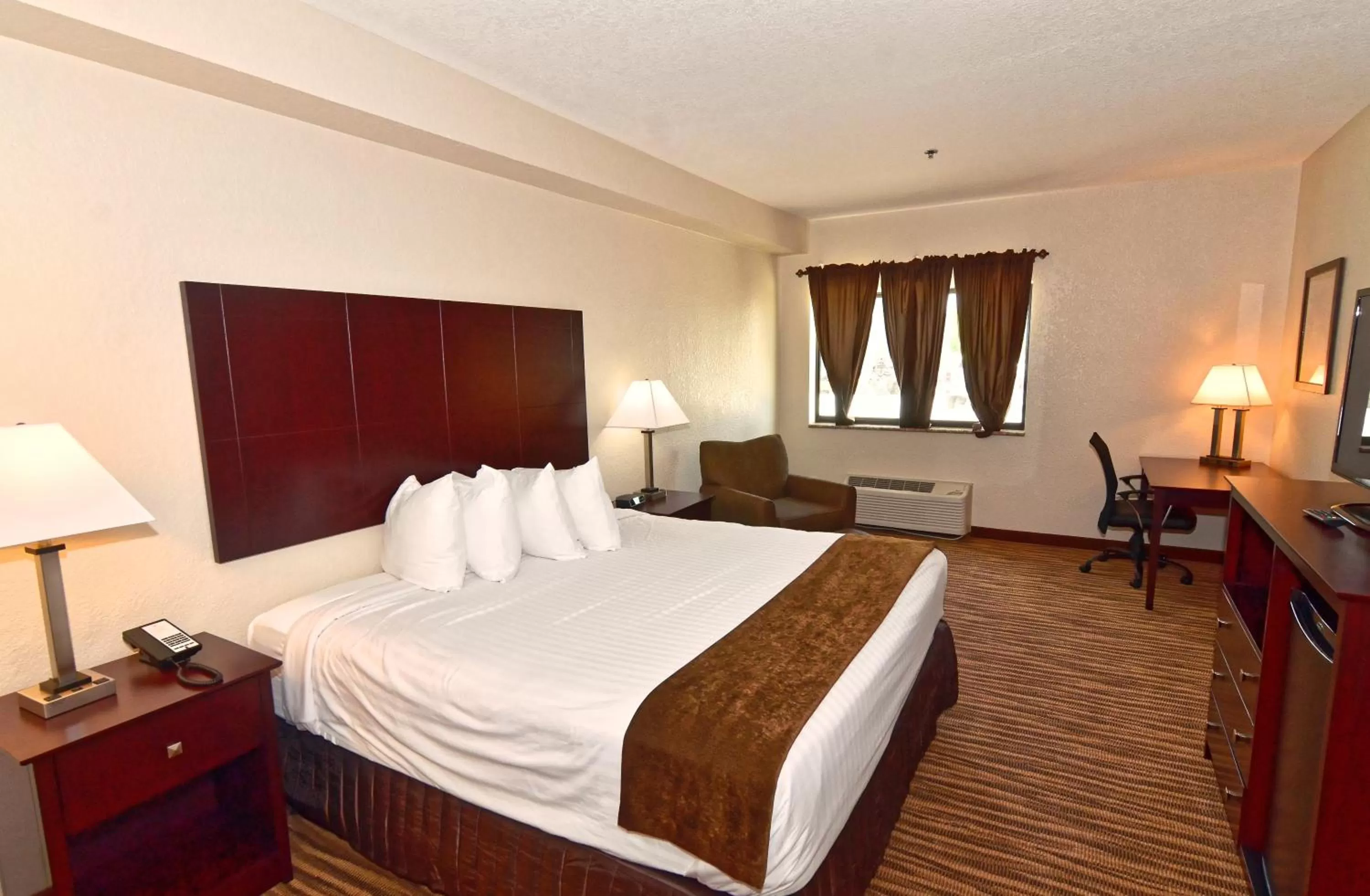 King Room - Disability Access in Cobblestone Inn & Suites - Clarion