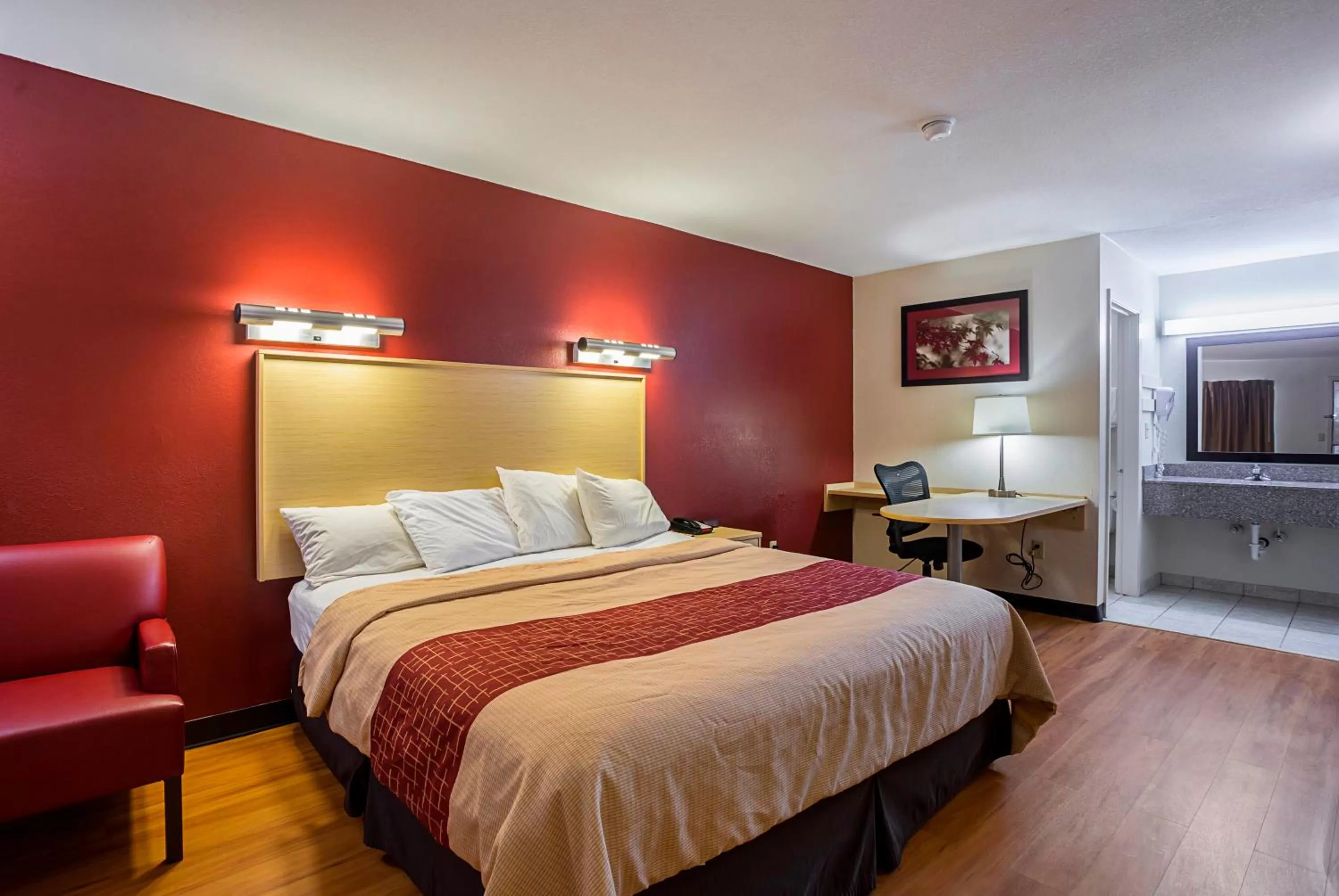 Superior King Room Non-Smoking in Red Roof Inn West Memphis, AR