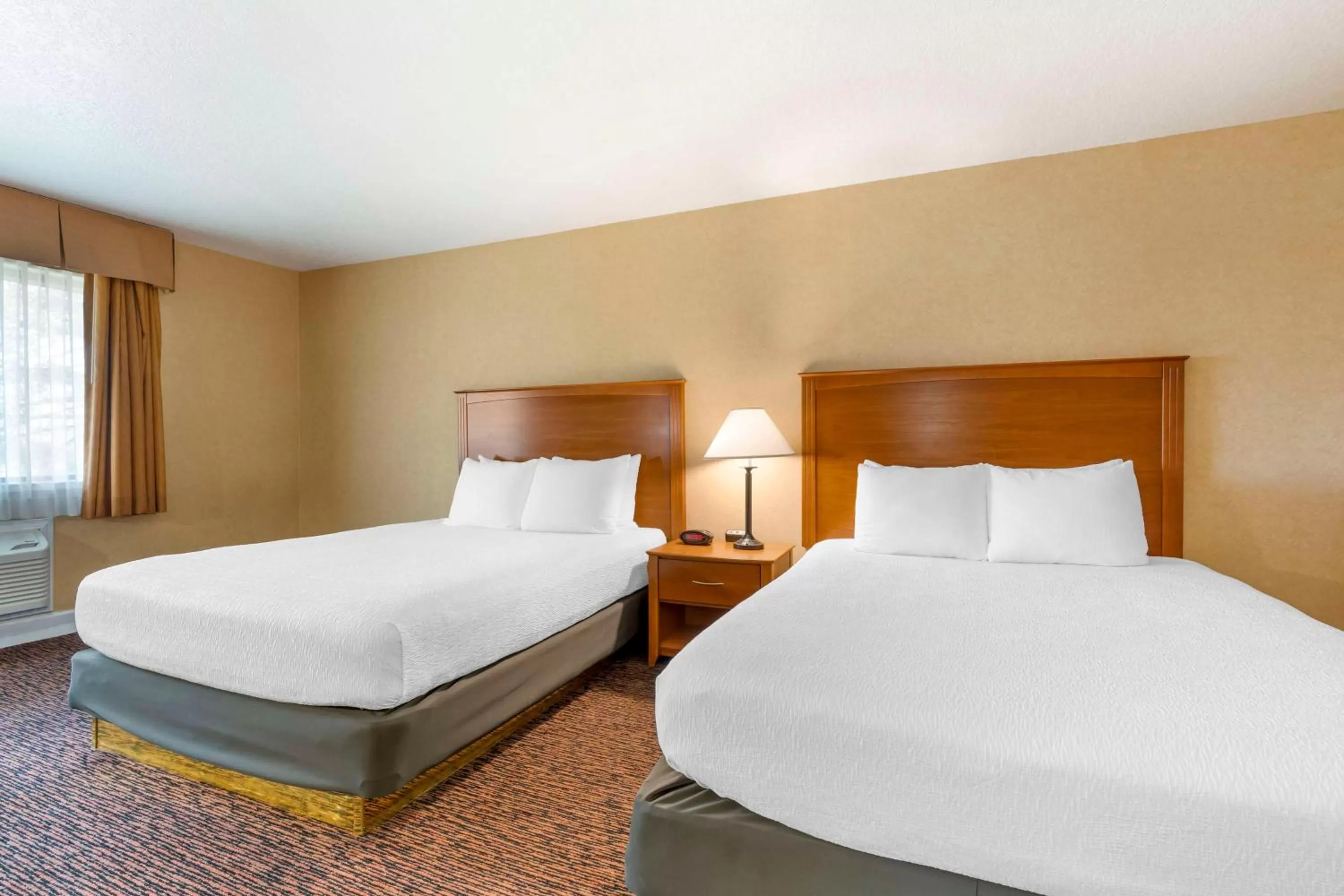 Queen Room with Two Queen Beds - Pool View in Best Western Plus Placerville Inn