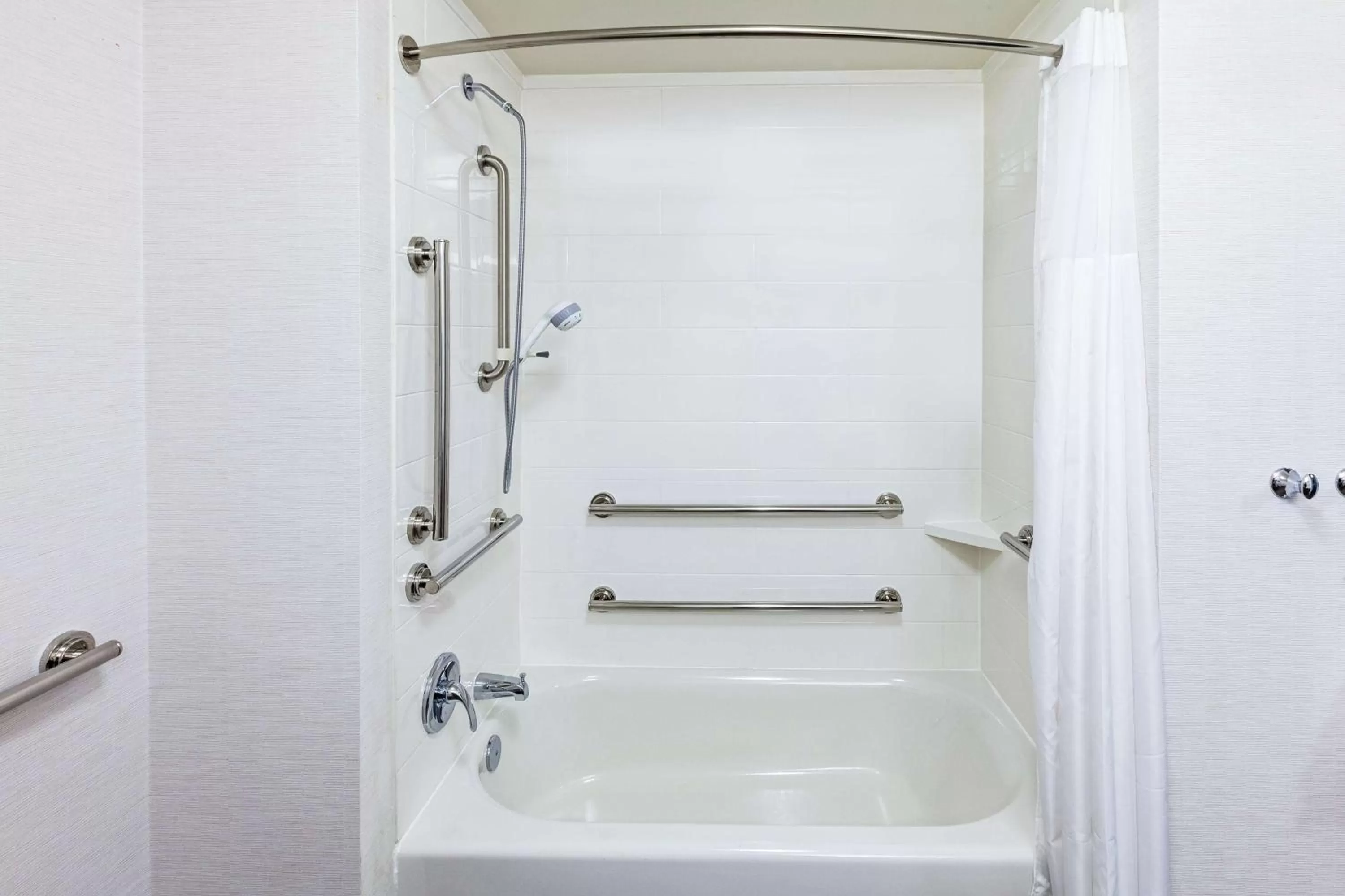 King Room - Mobility Accessible/Bathtub - Non-Smoking in Hampton Inn Gardner