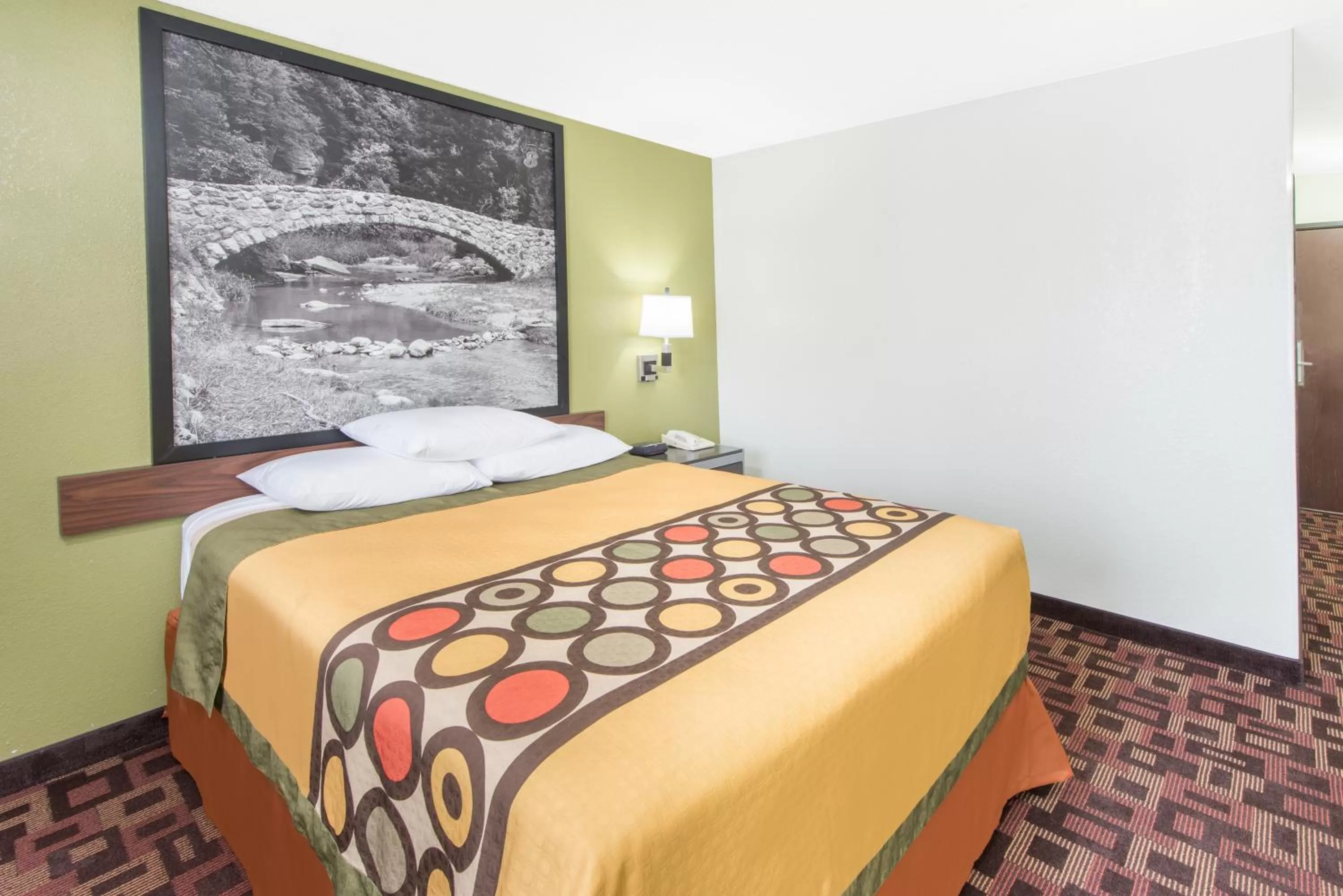 Queen Room - Mobility Access/Non-Smoking in Super 8 by Wyndham Moberly MO