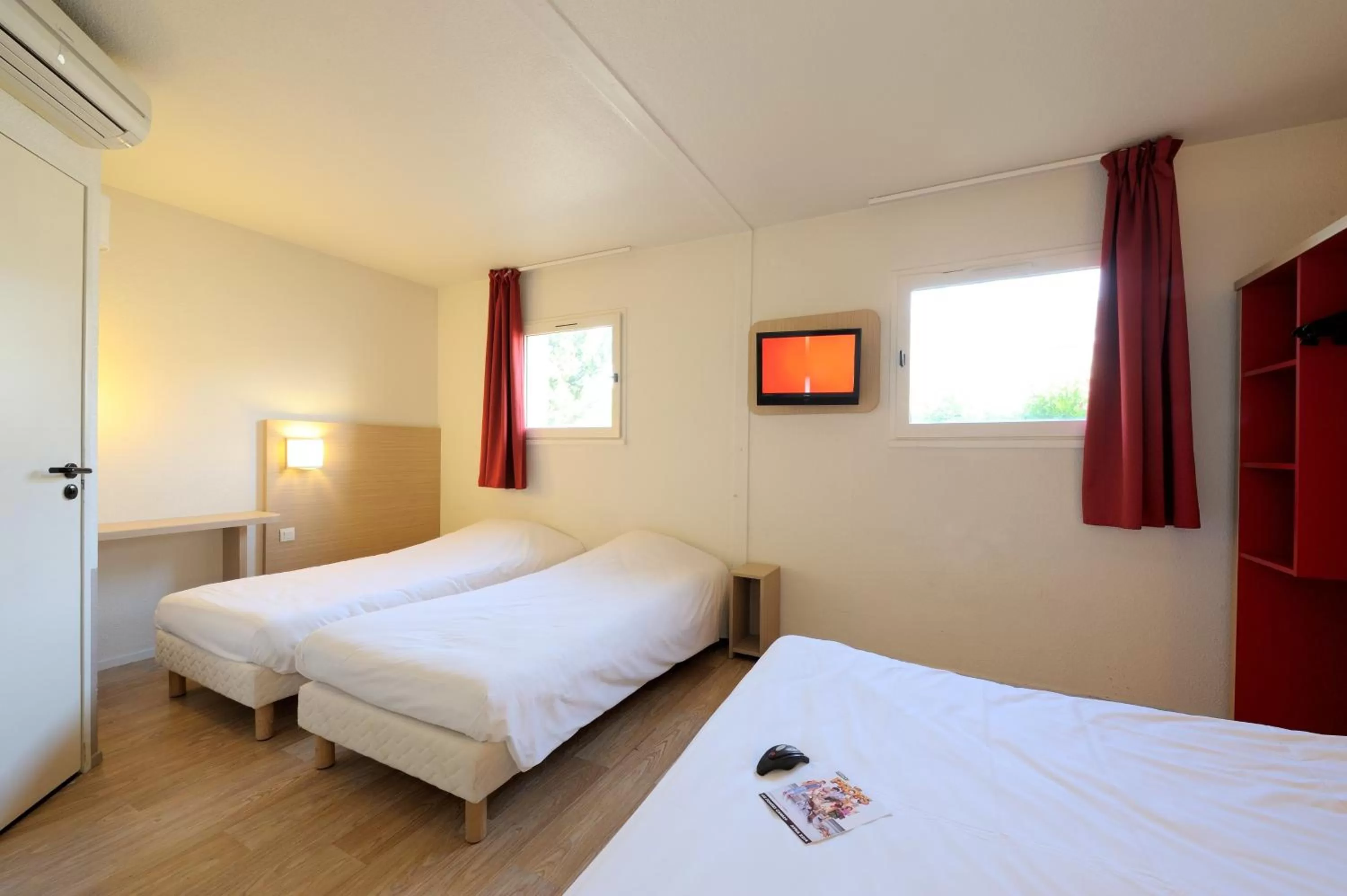 Comfort Quadruple Room in Hôtel Kennedy Parc des Expositions