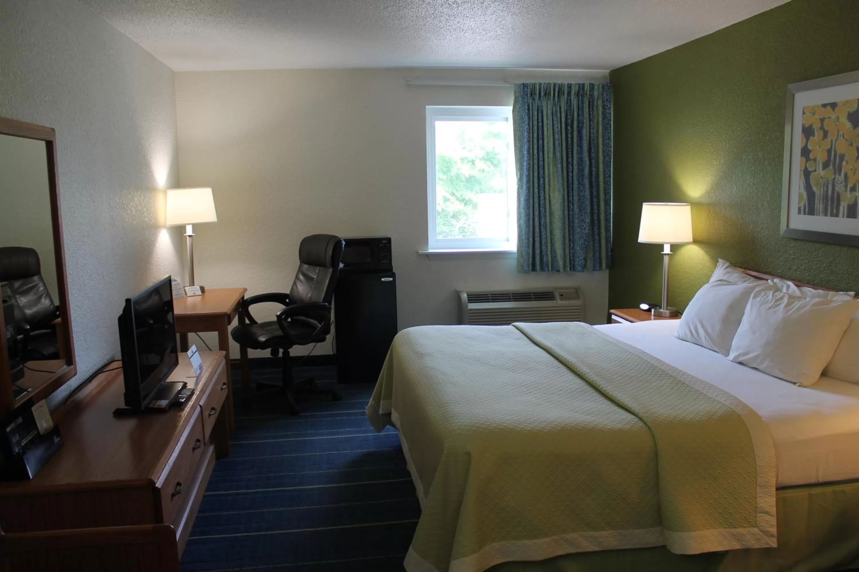 Standard King Room - Smoking in Days Inn & Suites by Wyndham Bridgeport - Clarksburg