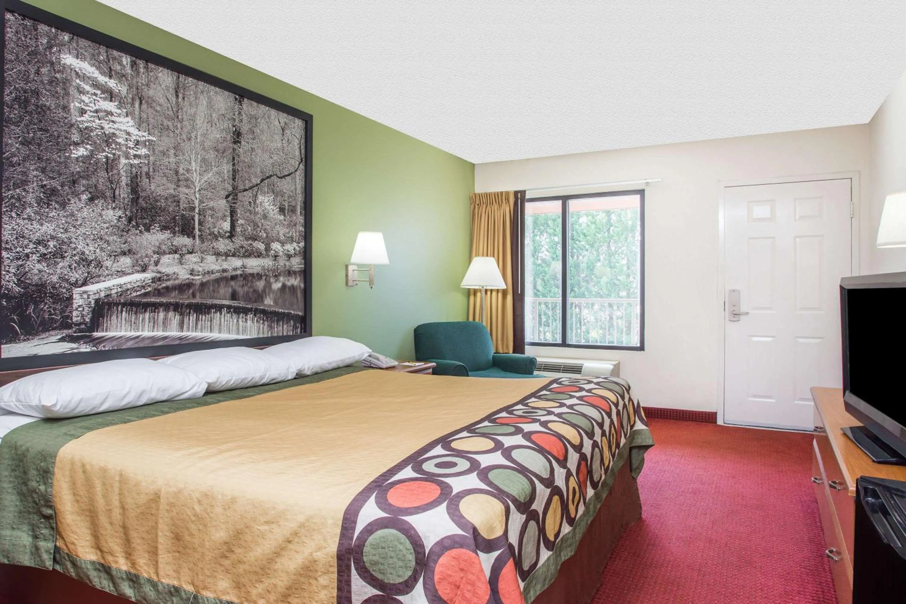 Deluxe King Room - Non-Smoking in Super 8 by Wyndham Lavonia