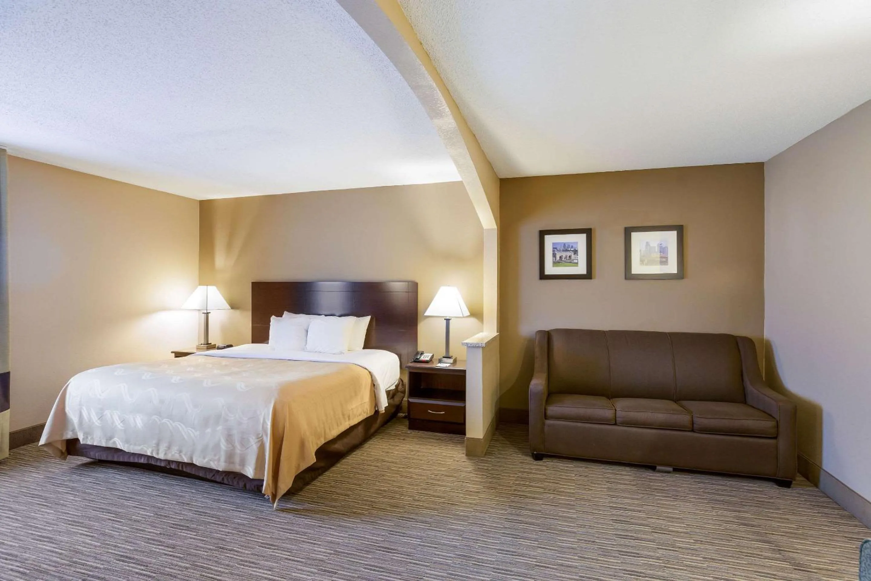 King Suite - Non-Smoking in Quality Inn I-70 Near Kansas Speedway