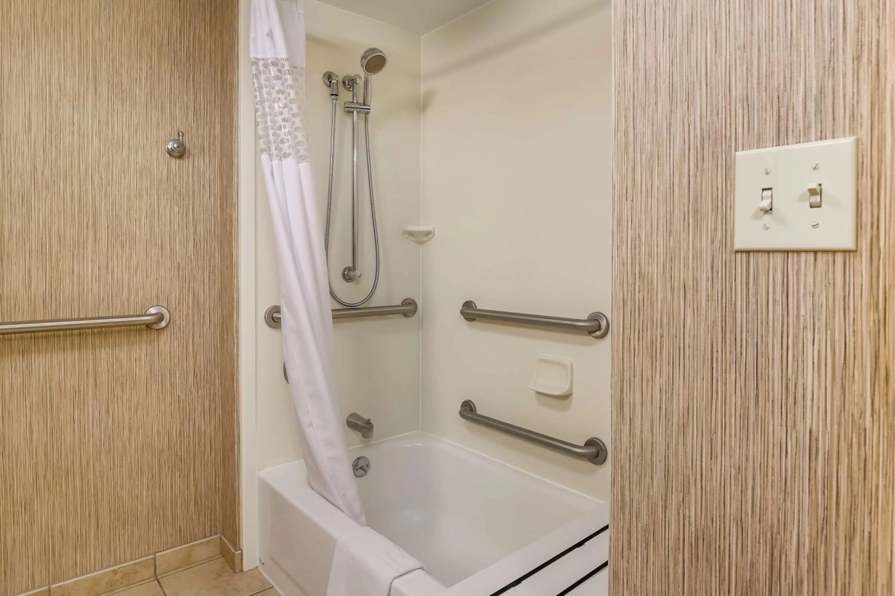 Queen Room with Bath Tub - Disability Access/Non-Smoking  in Hampton Inn Champaign/Urbana