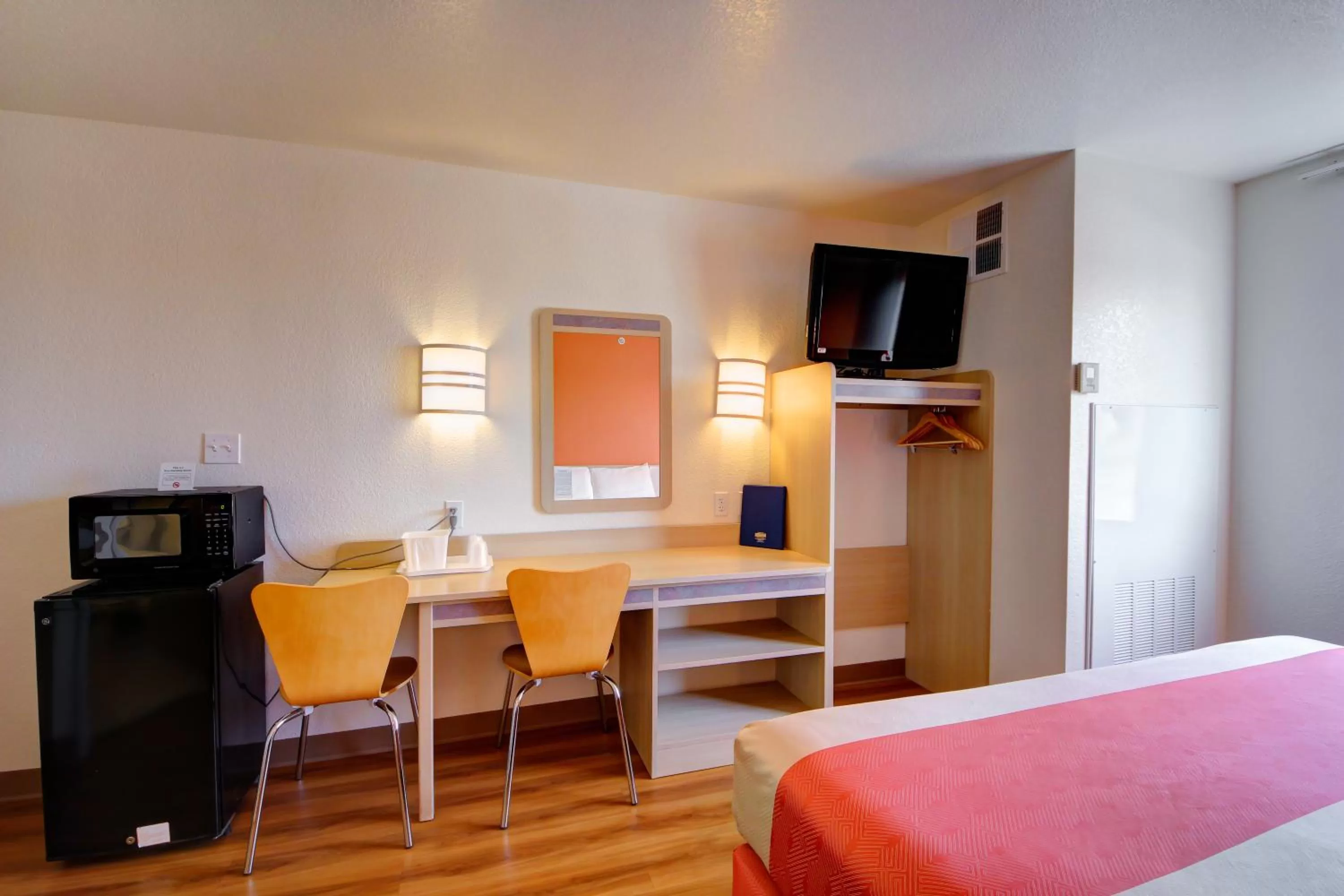 King Room - single occupancy - Disability Access - Non-Smoking in Motel 6-El Reno, OK