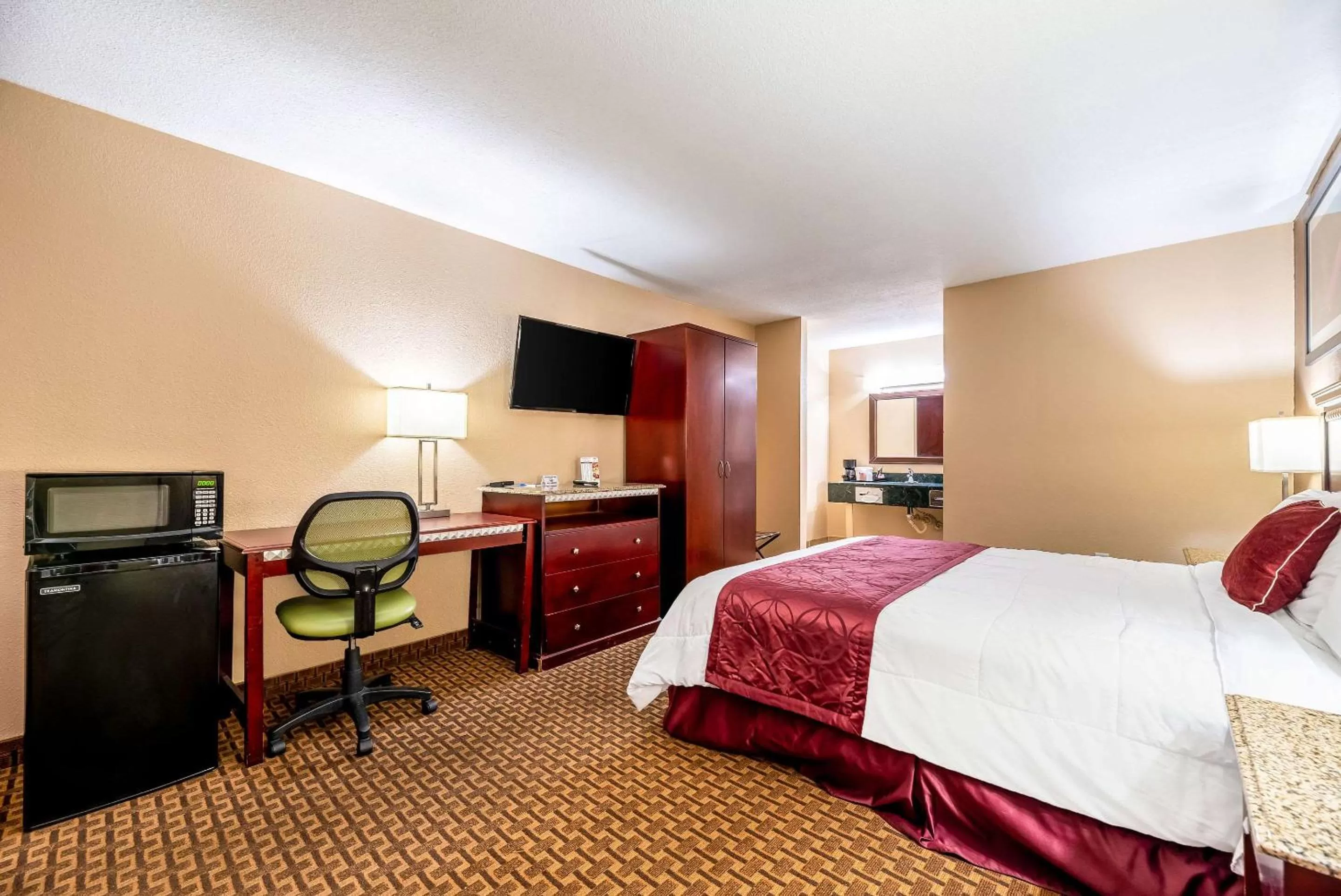 King Room - Smoking  in Rodeway Inn Bushnell