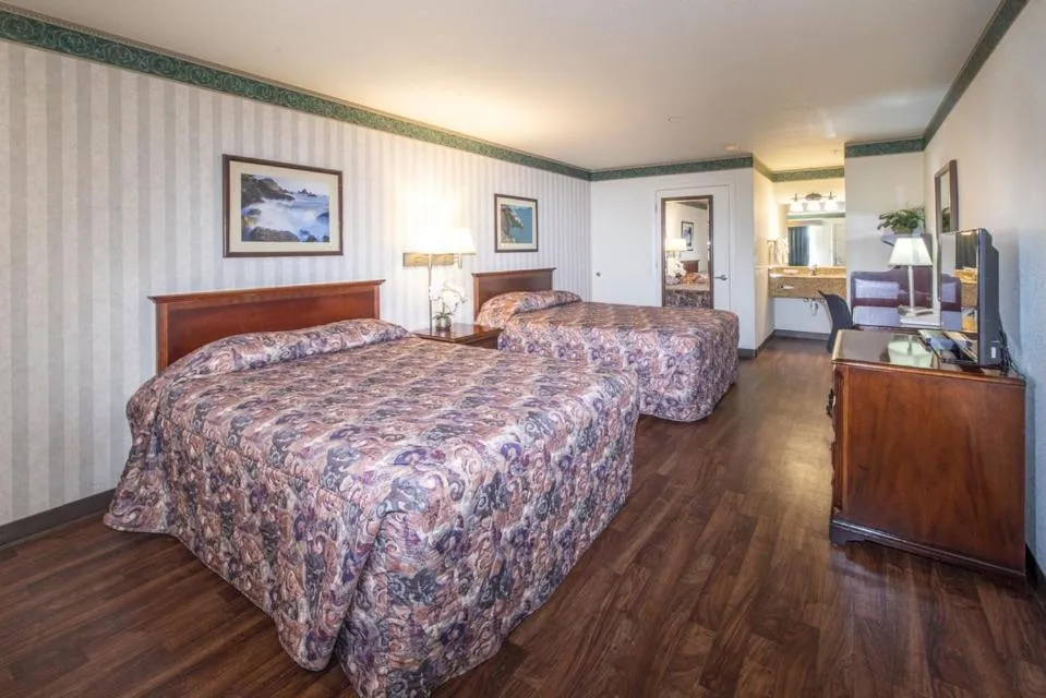 Two Queen Suite (Pet Friendly) in Emerald Dolphin Inn & Mini Golf