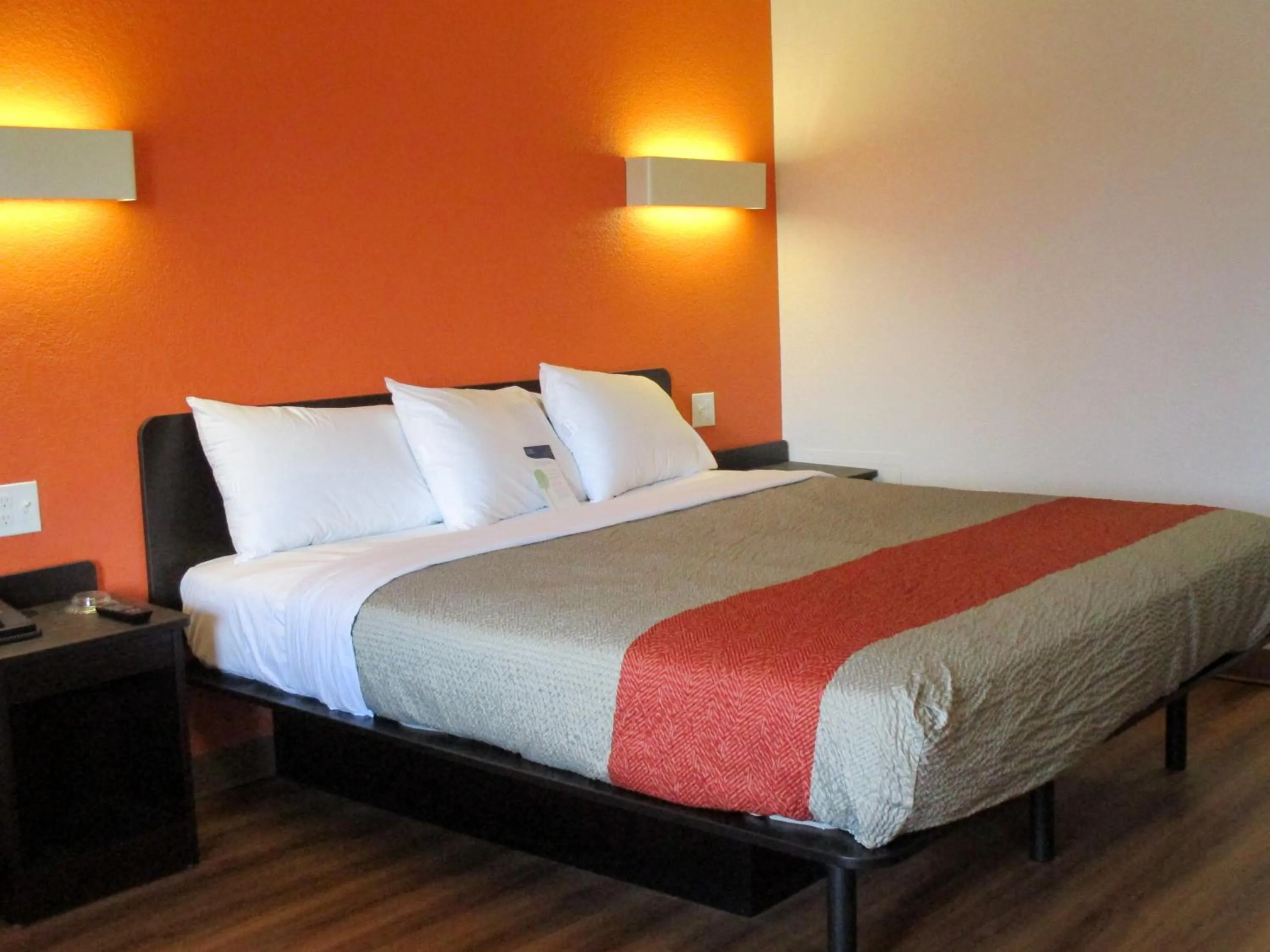 Deluxe King Room - Non-Smoking in Motel 6-Schenectady, NY