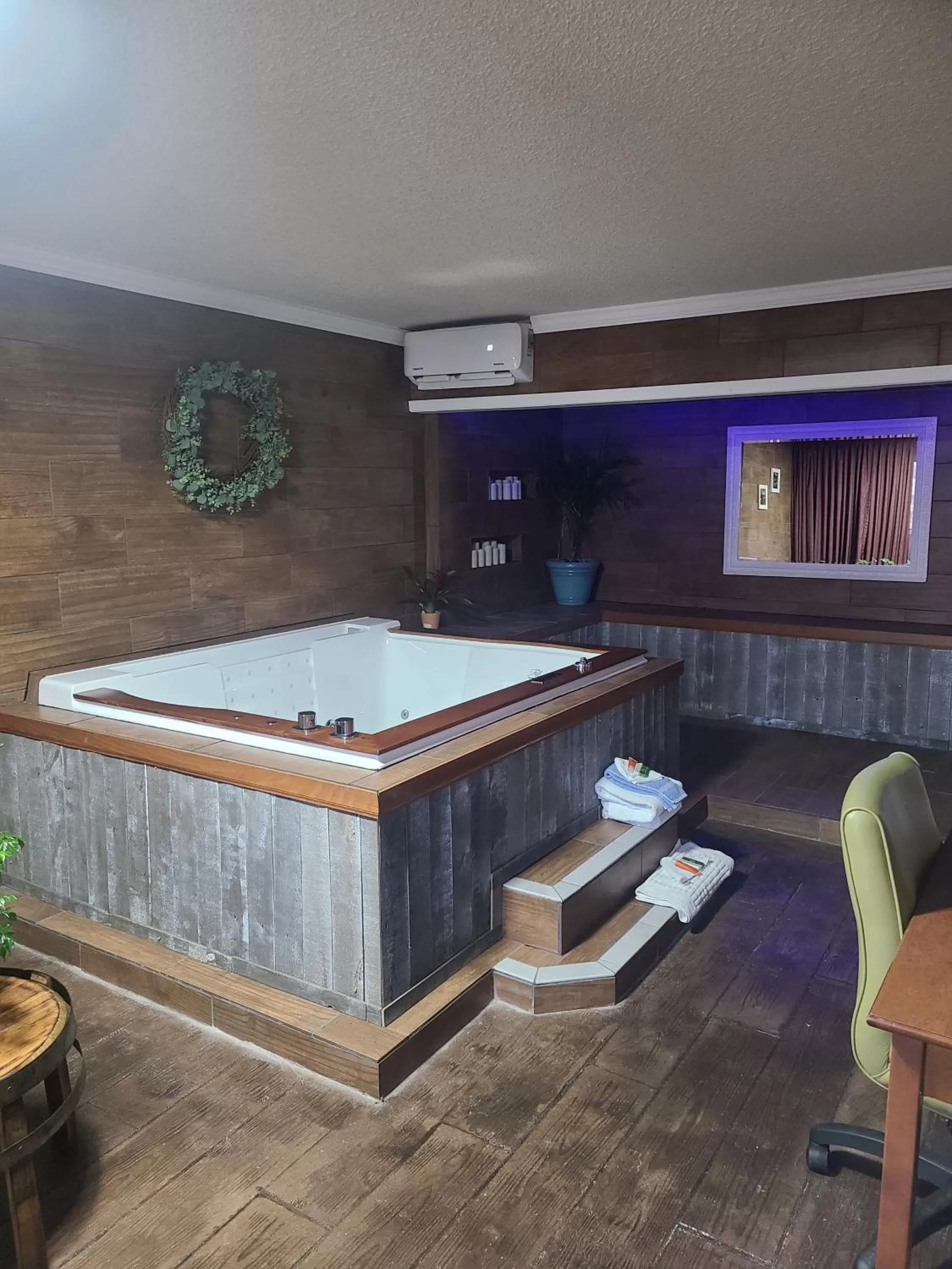 One-Bedroom King Suite with Spa Bath in Route 66 Hotel, Southern View, Illinois