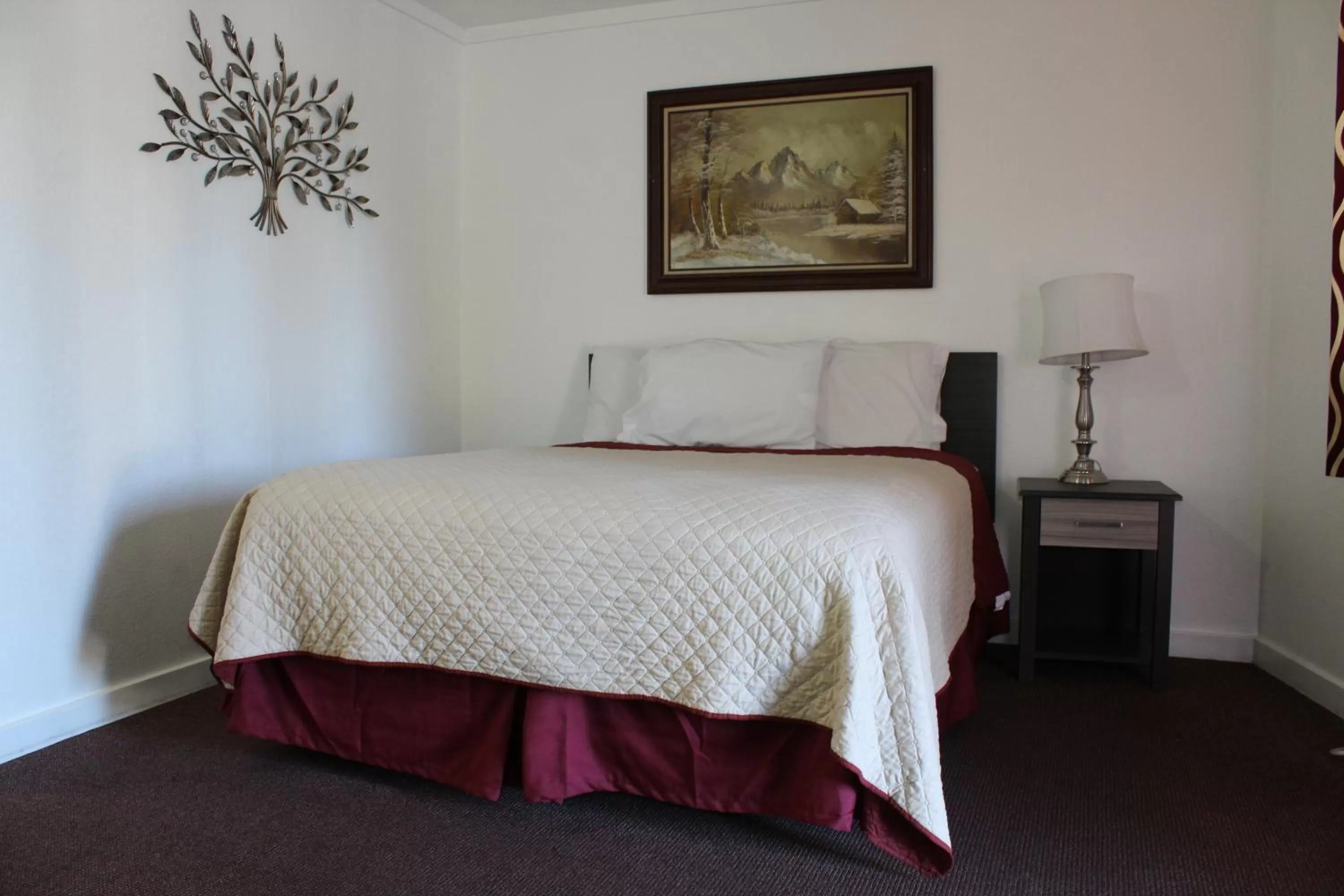 Queen Room in Chalet Motel - Affordable Stay in Central Bend